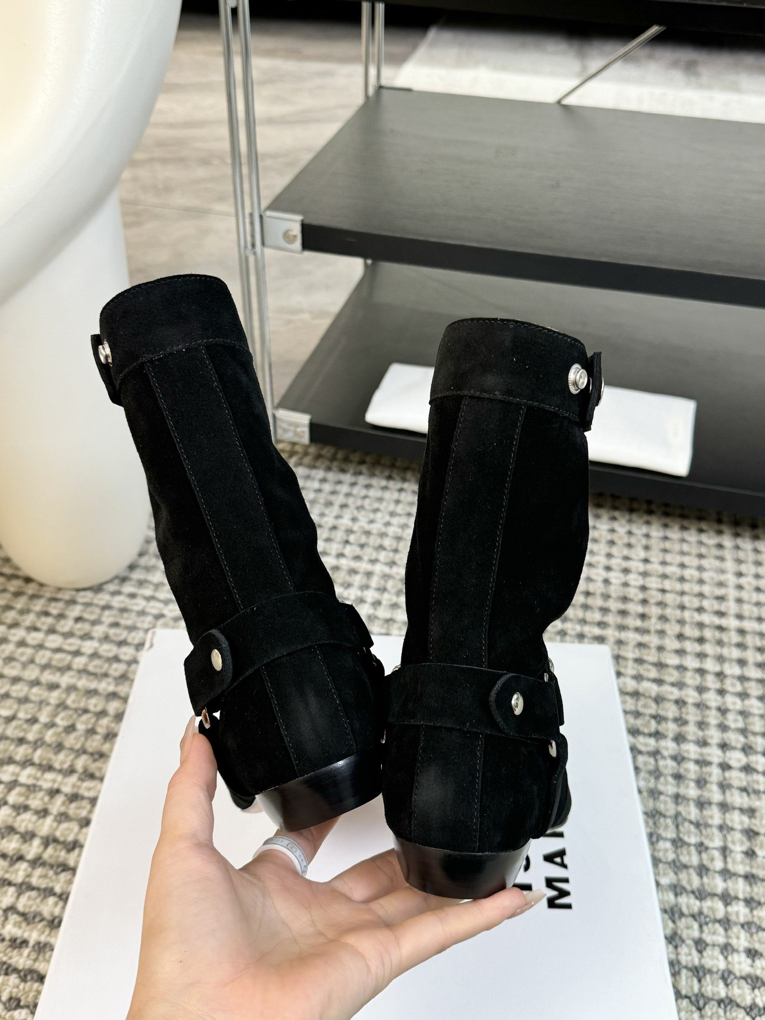   
ISABEL MARANT AW 秋冬经典复古短靴

西部风裸靴主宰 24SS秀场，牛仔靴无疑是历