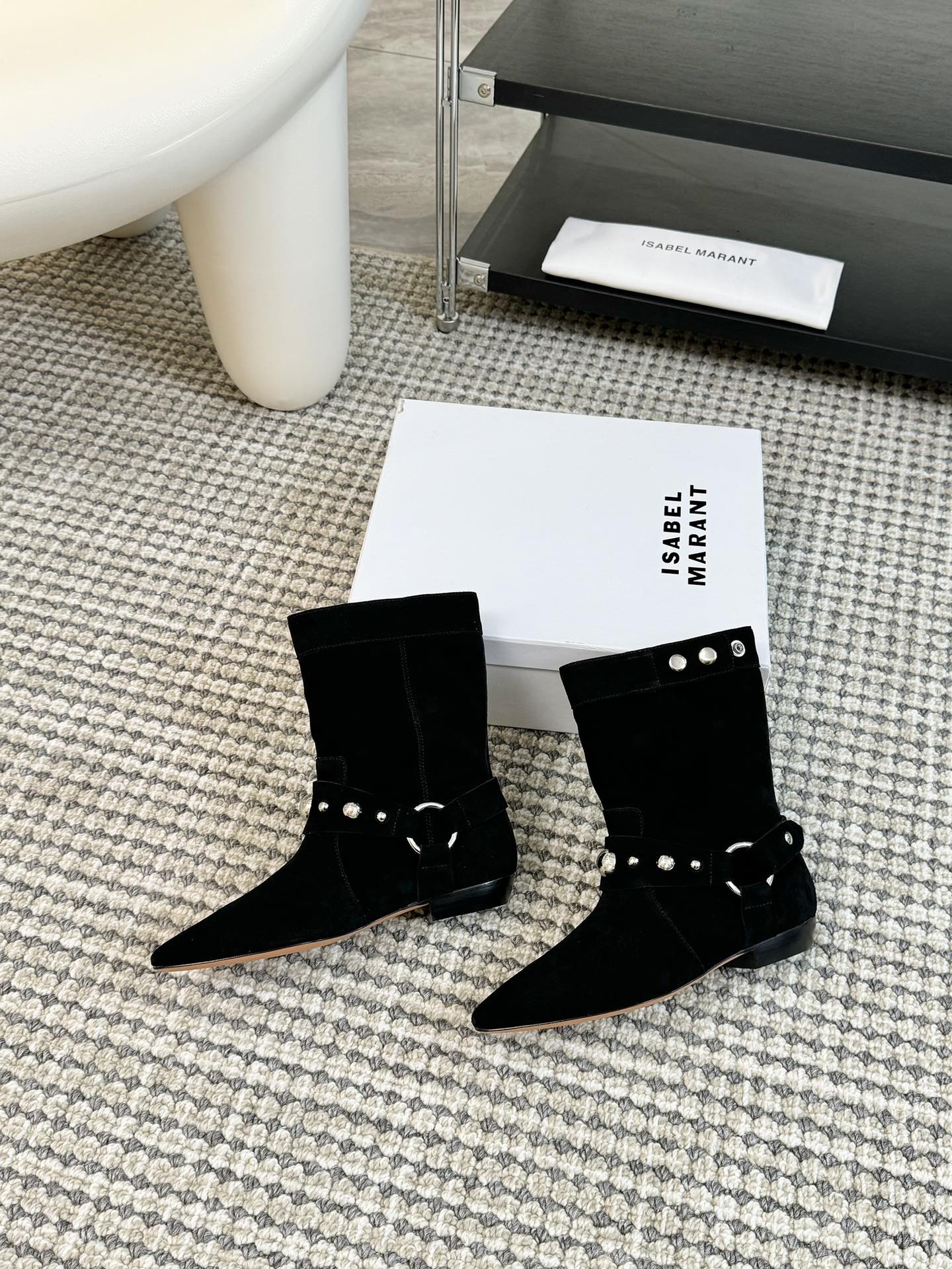   
ISABEL MARANT AW 秋冬经典复古短靴

西部风裸靴主宰 24SS秀场，牛仔靴无疑是历
