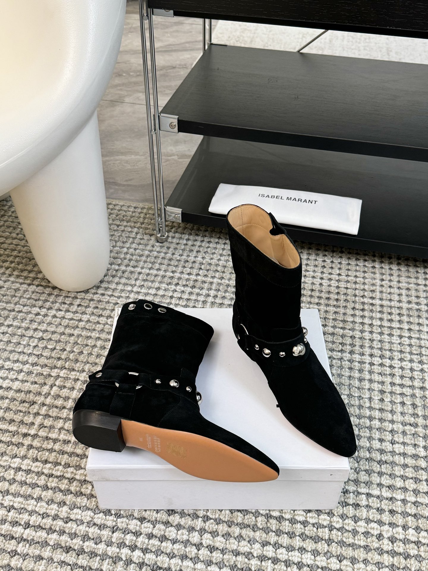   
ISABEL MARANT AW 秋冬经典复古短靴

西部风裸靴主宰 24SS秀场，牛仔靴无疑是历