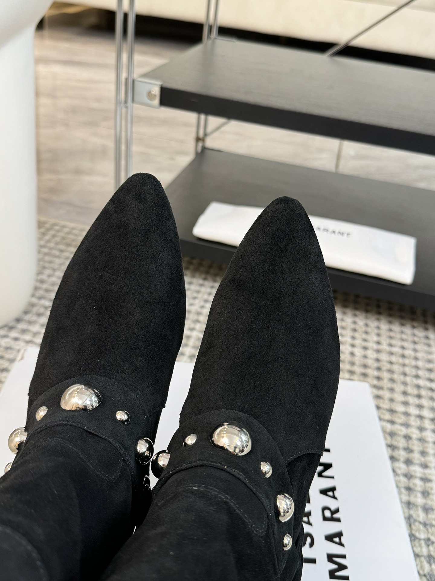   
ISABEL MARANT AW 秋冬经典复古短靴

西部风裸靴主宰 24SS秀场，牛仔靴无疑是历