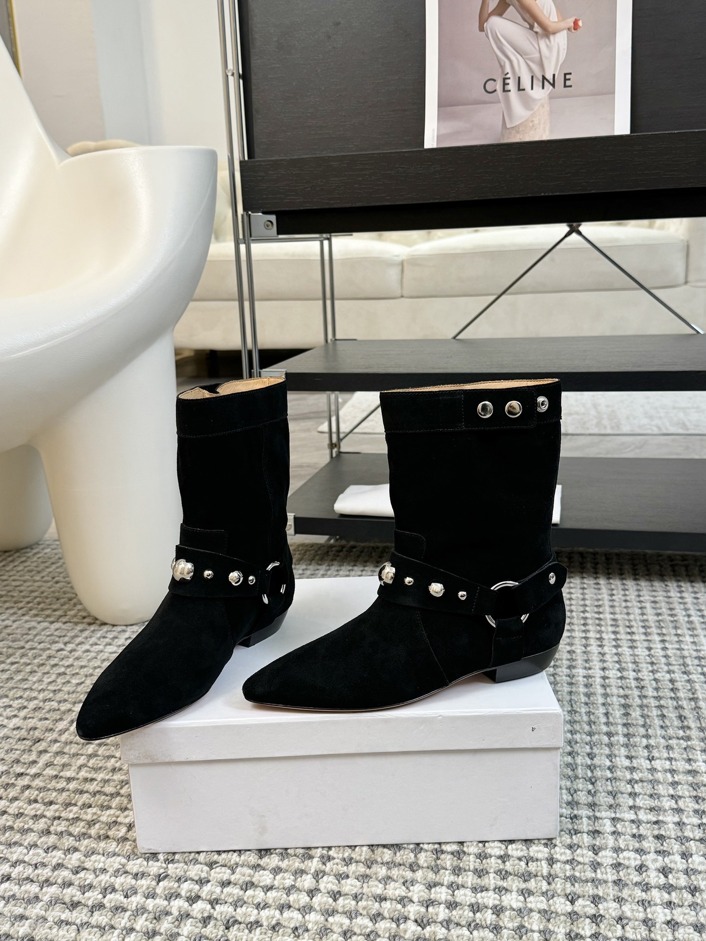   
ISABEL MARANT AW 秋冬经典复古短靴

西部风裸靴主宰 24SS秀场，牛仔靴无疑是历