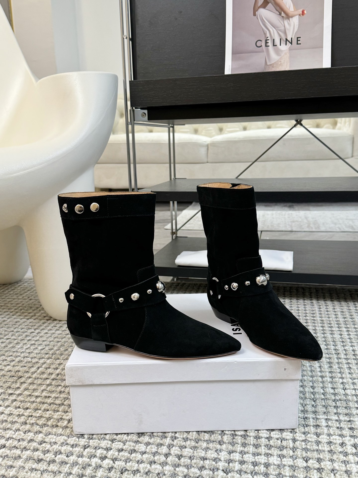   
ISABEL MARANT AW 秋冬经典复古短靴

西部风裸靴主宰 24SS秀场，牛仔靴无疑是历