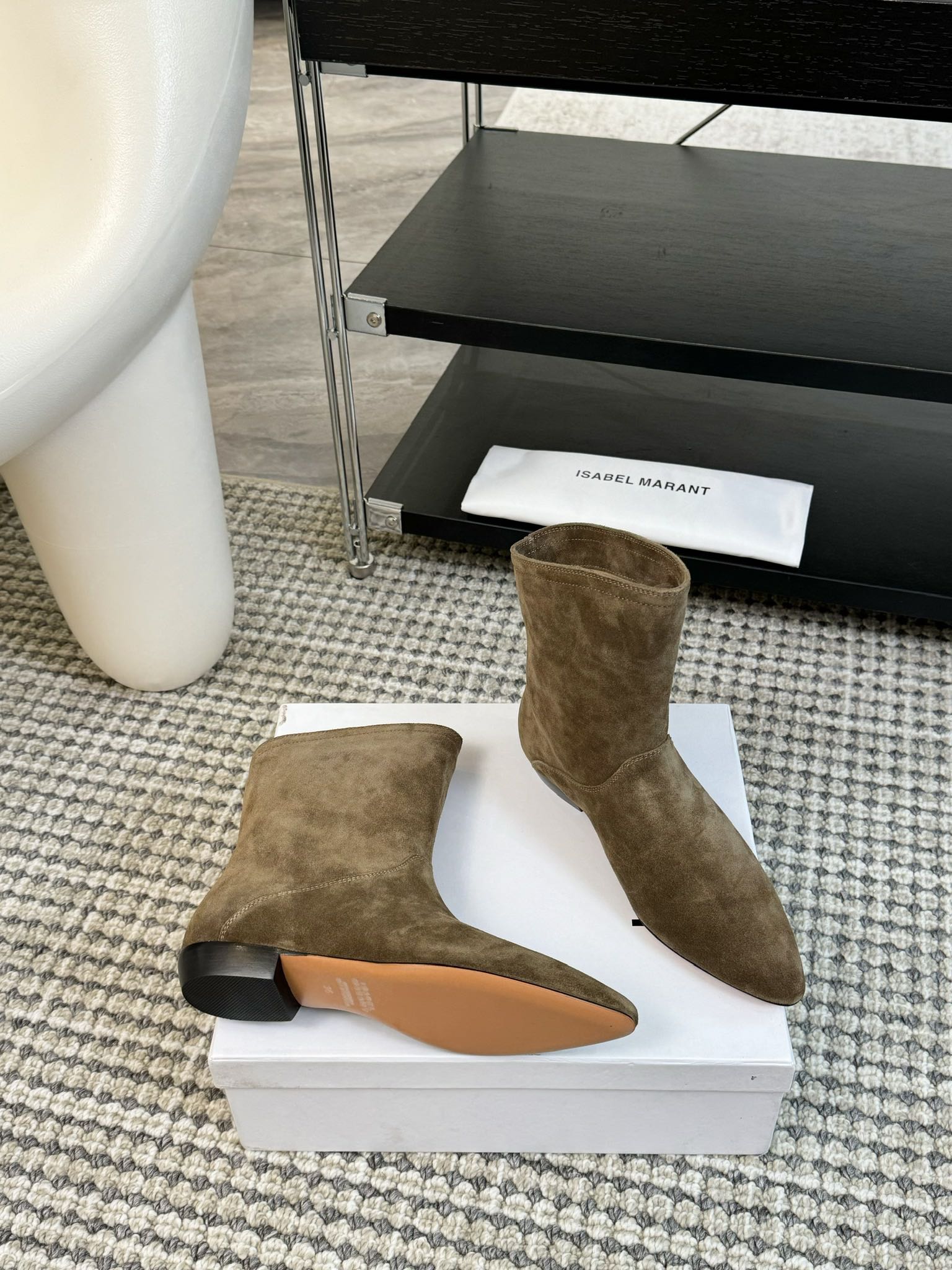   
ISABEL MARANT AW 秋冬经典复古短靴

西部风裸靴主宰 24SS秀场，牛仔靴无疑是历