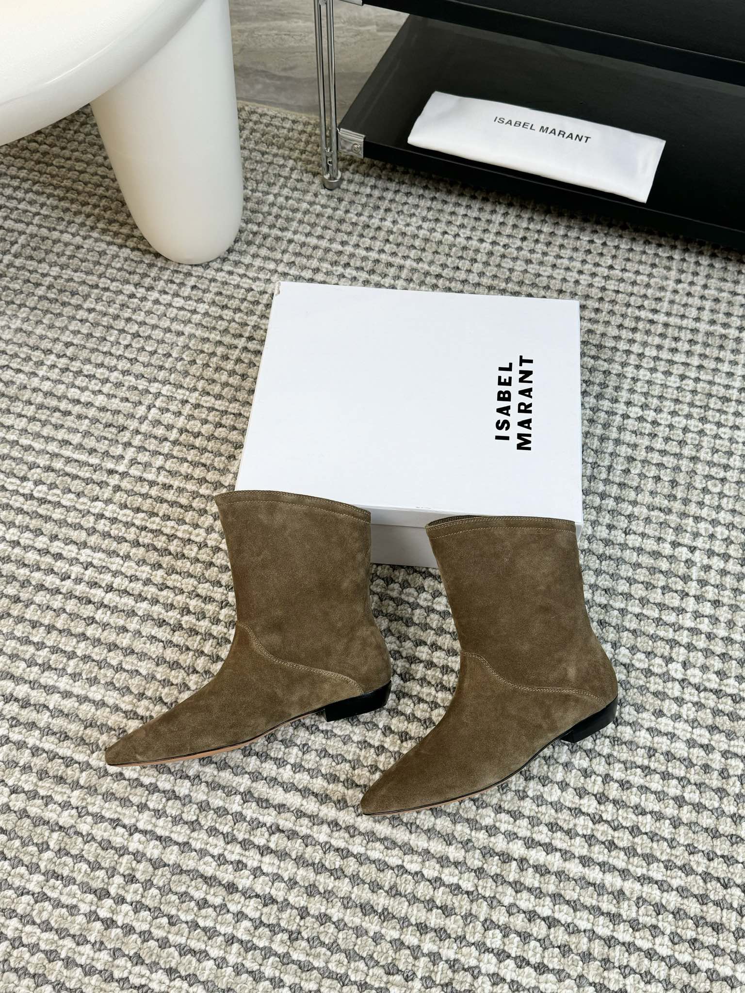   
ISABEL MARANT AW 秋冬经典复古短靴

西部风裸靴主宰 24SS秀场，牛仔靴无疑是历