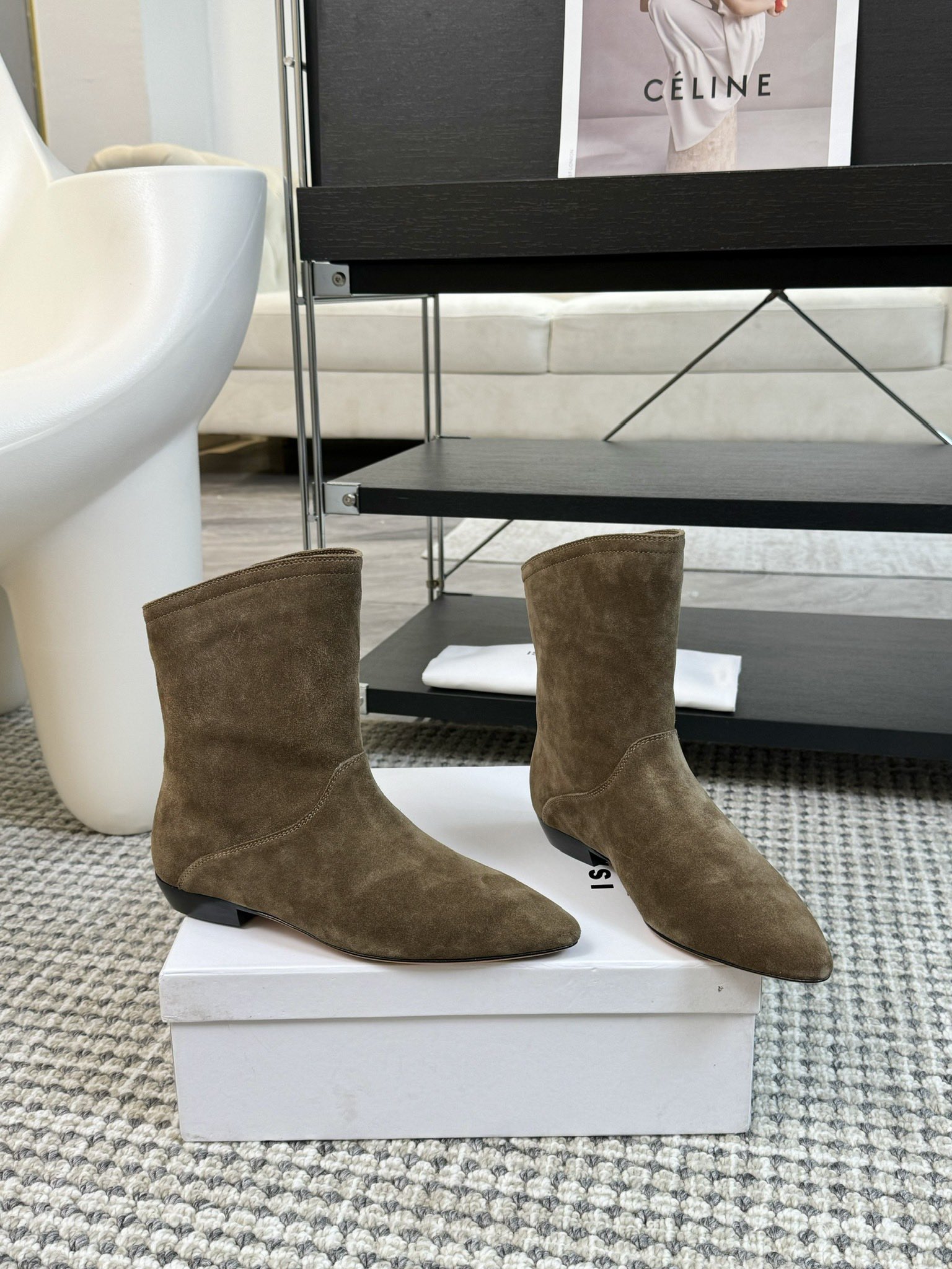   
ISABEL MARANT AW 秋冬经典复古短靴

西部风裸靴主宰 24SS秀场，牛仔靴无疑是历