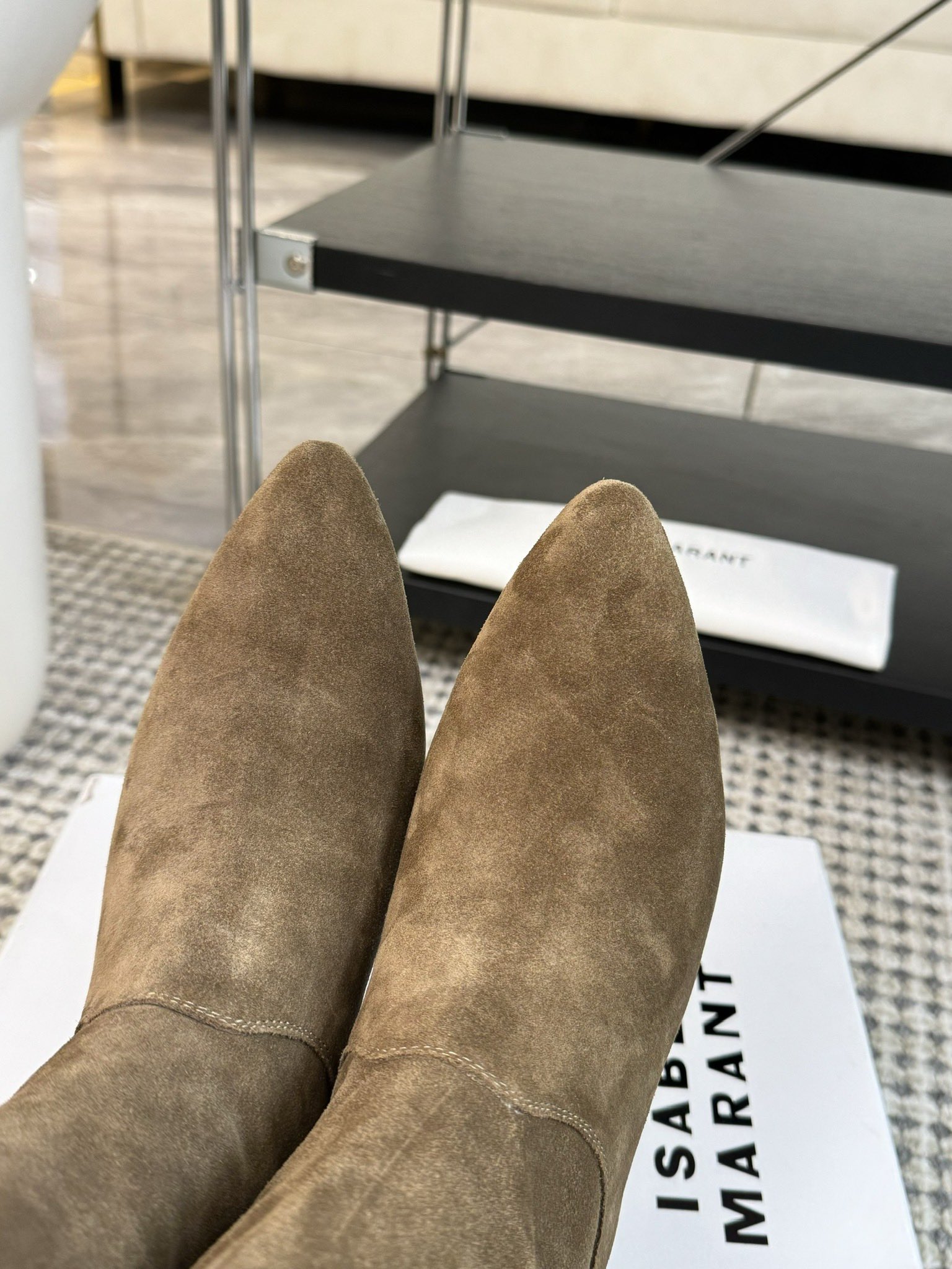  
ISABEL MARANT AW 秋冬经典复古短靴

西部风裸靴主宰 24SS秀场，牛仔靴无疑是历