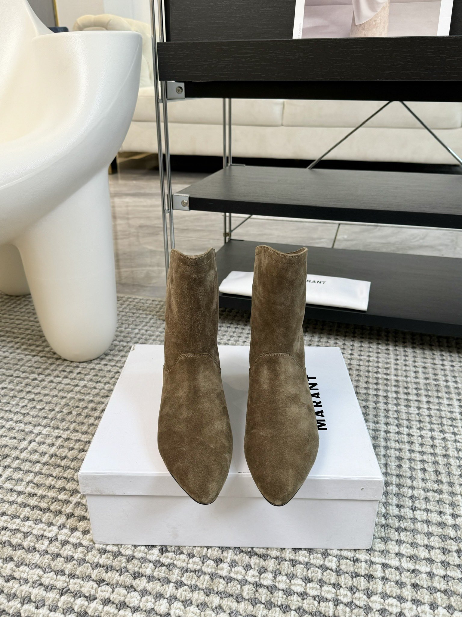   
ISABEL MARANT AW 秋冬经典复古短靴

西部风裸靴主宰 24SS秀场，牛仔靴无疑是历