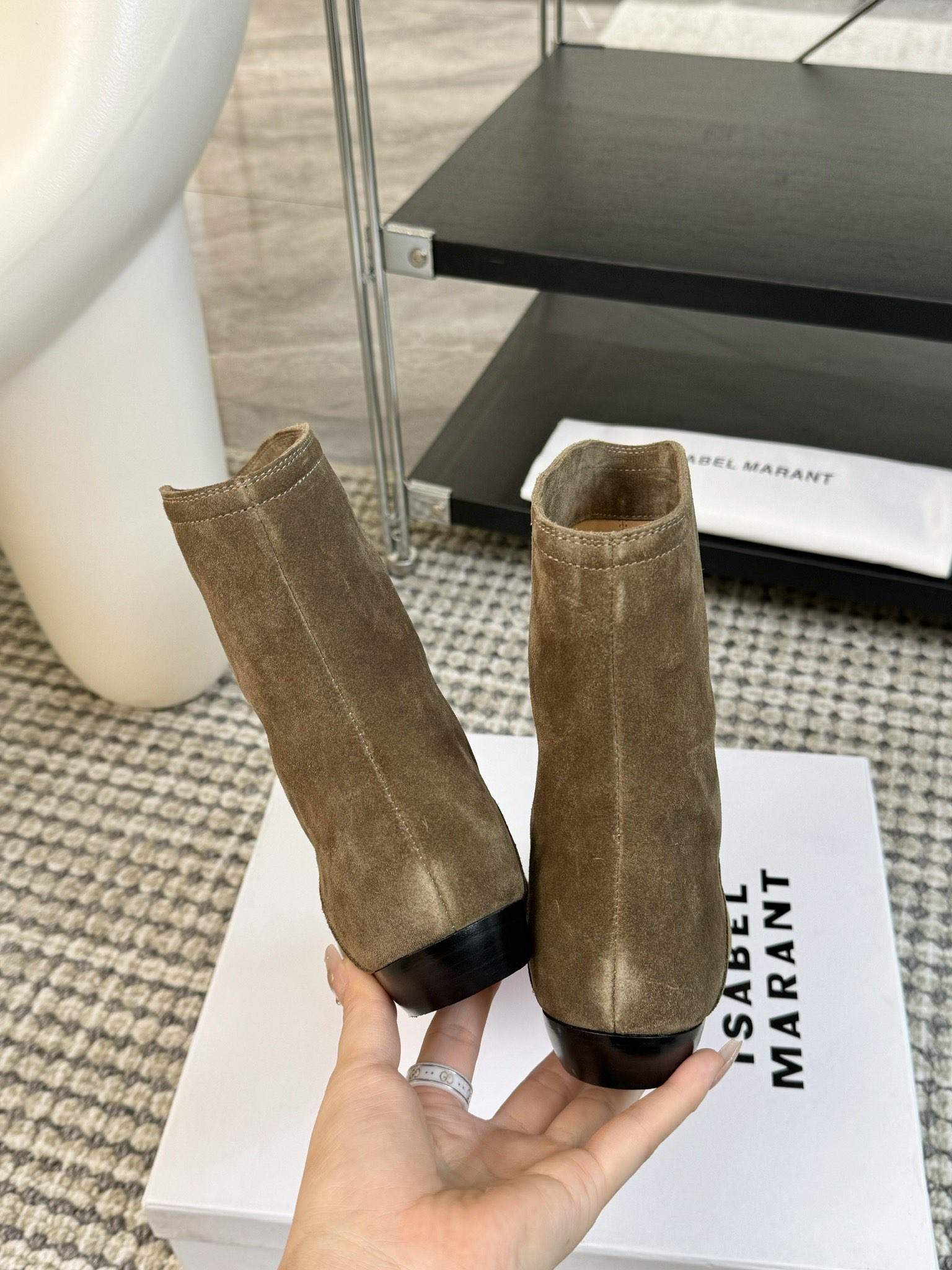  
ISABEL MARANT AW 秋冬经典复古短靴

西部风裸靴主宰 24SS秀场，牛仔靴无疑是历