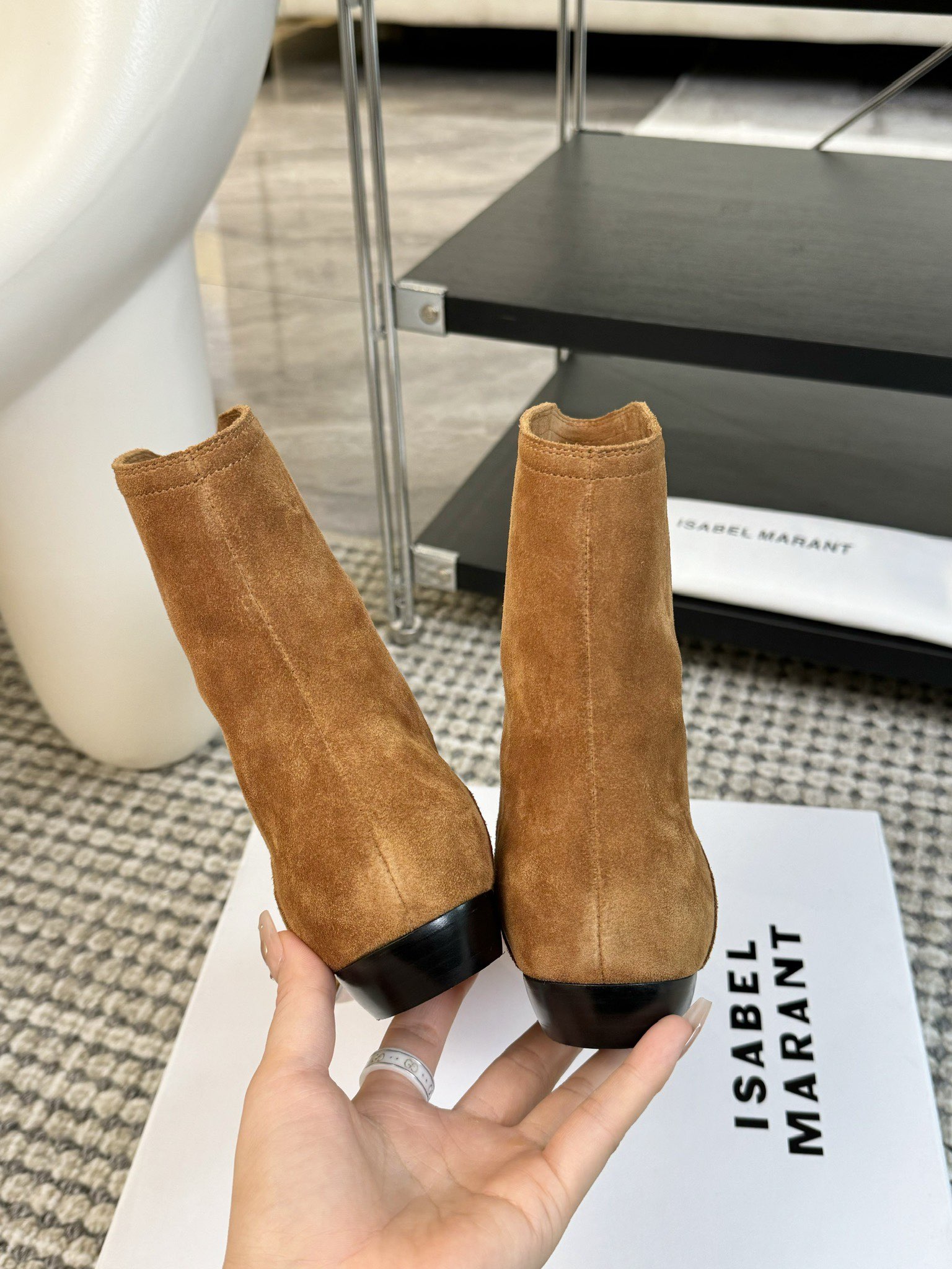   
ISABEL MARANT AW 秋冬经典复古短靴

西部风裸靴主宰 24SS秀场，牛仔靴无疑是历