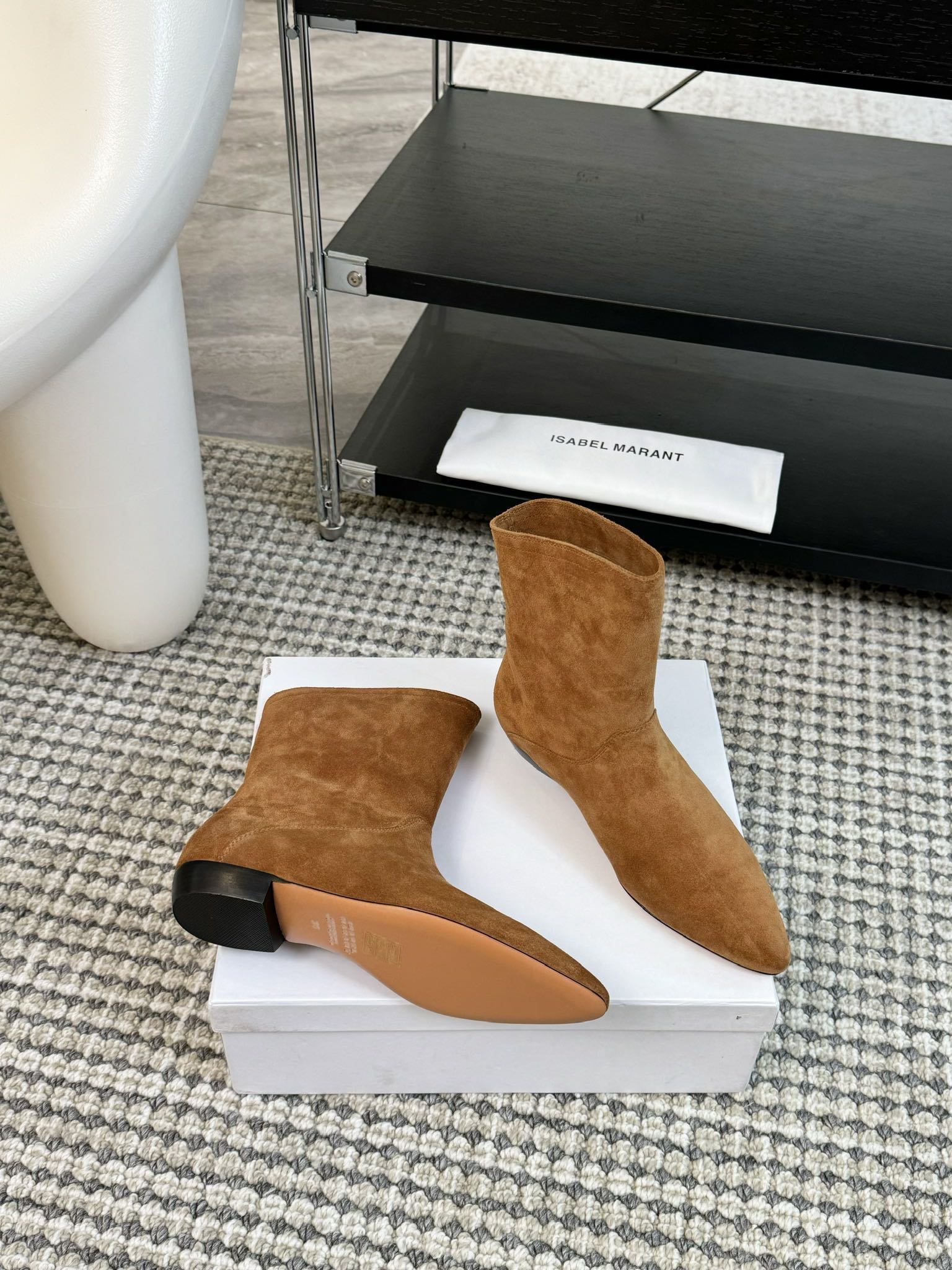   
ISABEL MARANT AW 秋冬经典复古短靴

西部风裸靴主宰 24SS秀场，牛仔靴无疑是历