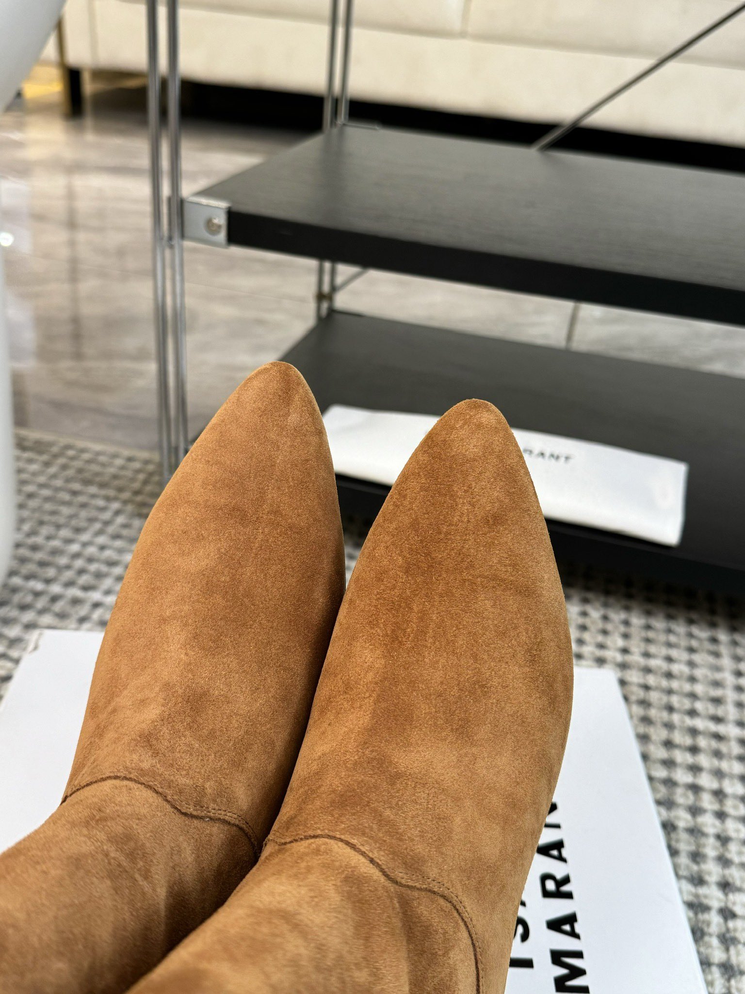   
ISABEL MARANT AW 秋冬经典复古短靴

西部风裸靴主宰 24SS秀场，牛仔靴无疑是历
