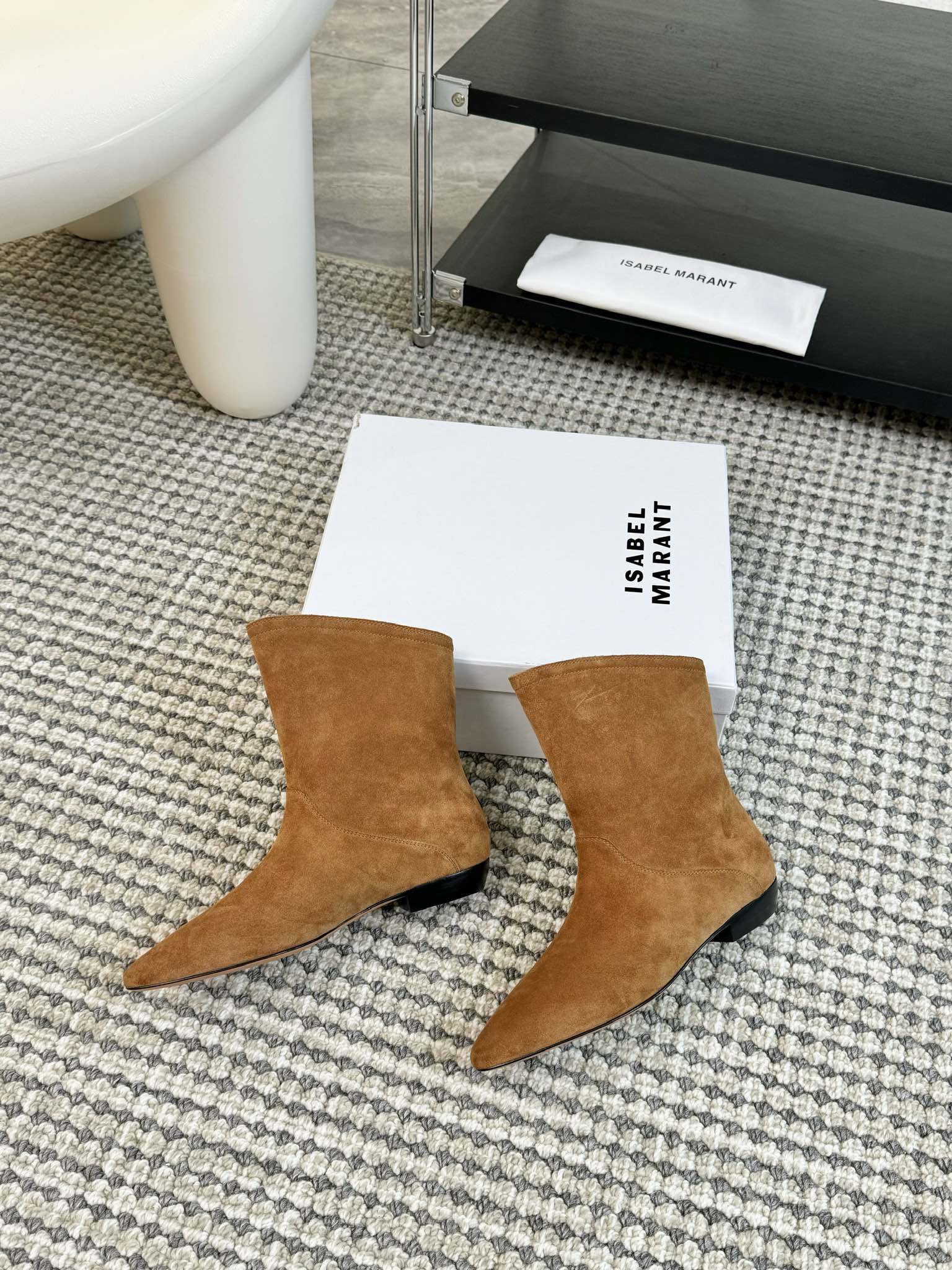   
ISABEL MARANT AW 秋冬经典复古短靴

西部风裸靴主宰 24SS秀场，牛仔靴无疑是历