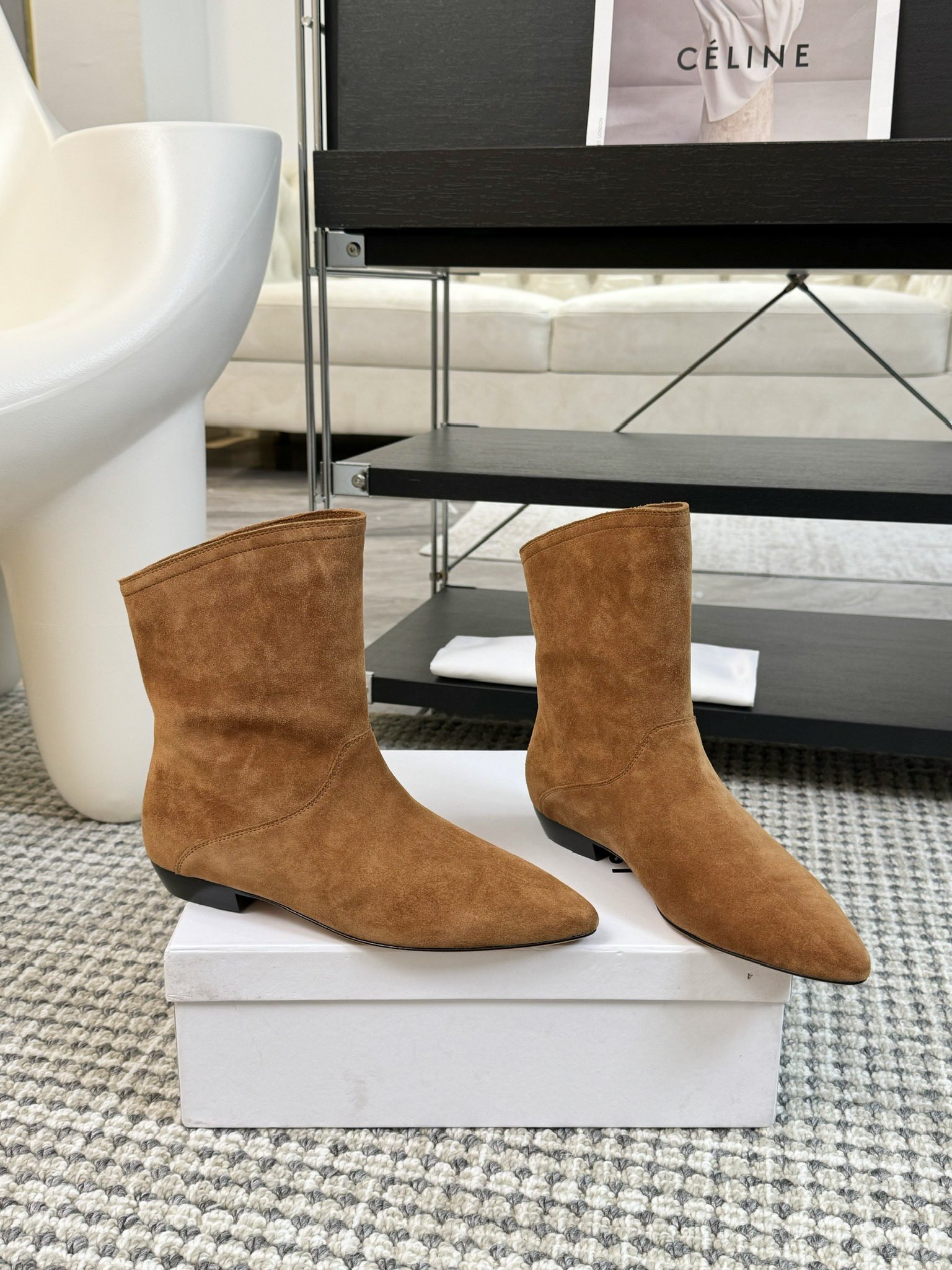   
ISABEL MARANT AW 秋冬经典复古短靴

西部风裸靴主宰 24SS秀场，牛仔靴无疑是历