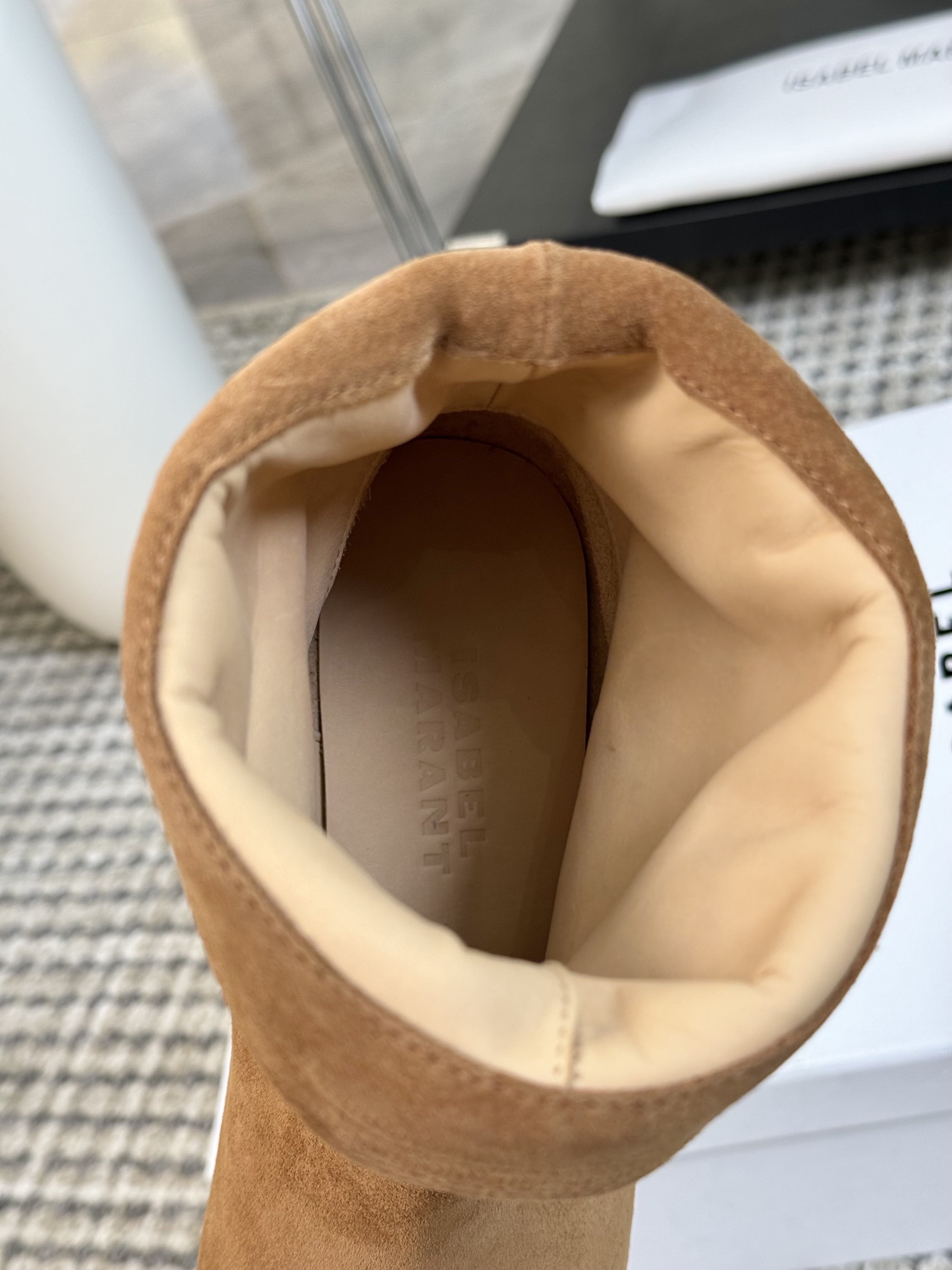   
ISABEL MARANT AW 秋冬经典复古短靴

西部风裸靴主宰 24SS秀场，牛仔靴无疑是历