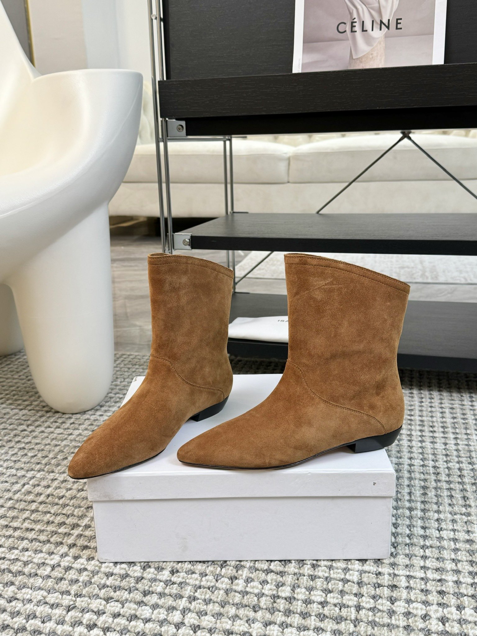   
ISABEL MARANT AW 秋冬经典复古短靴

西部风裸靴主宰 24SS秀场，牛仔靴无疑是历