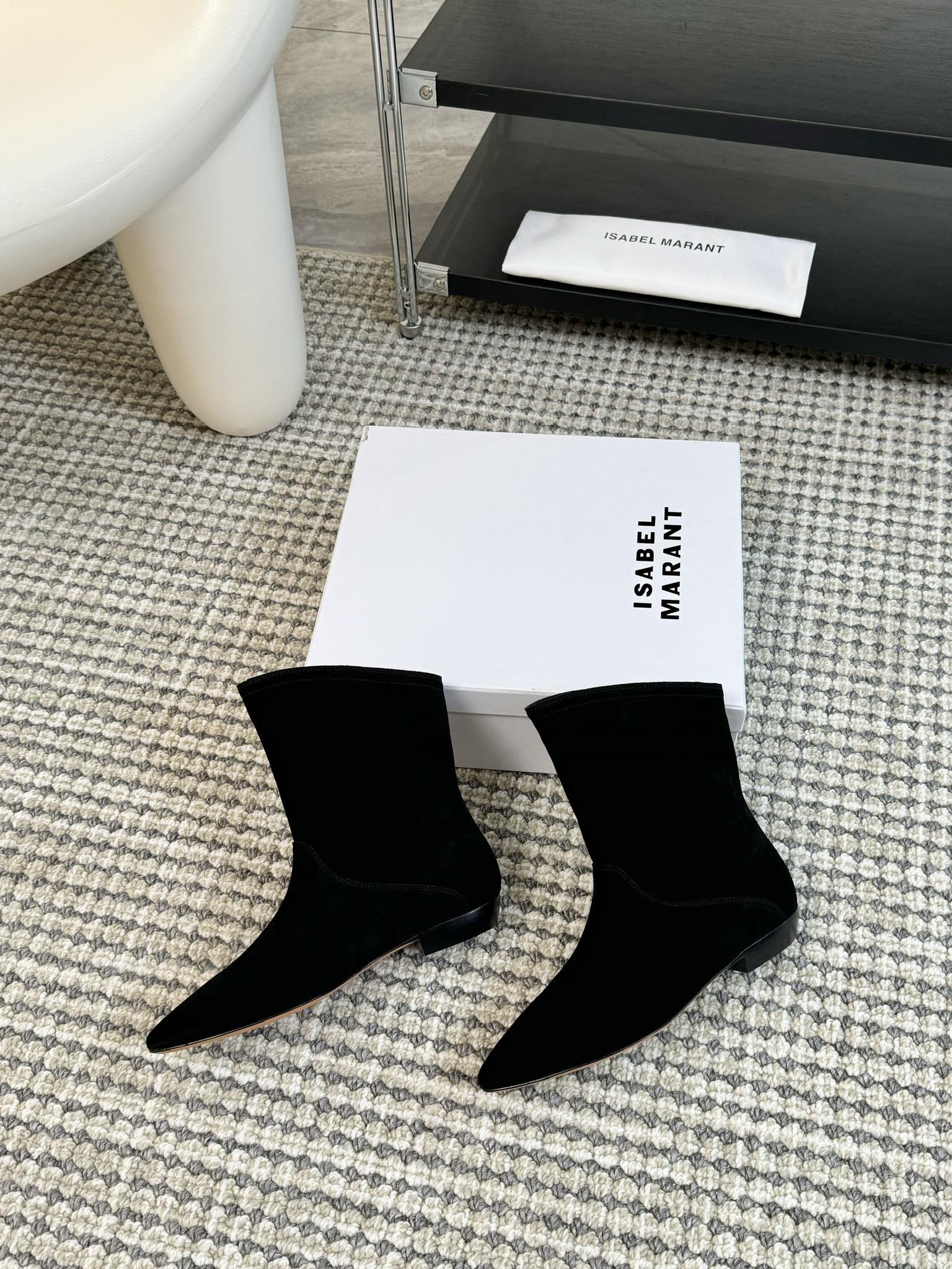   
ISABEL MARANT AW 秋冬经典复古短靴

西部风裸靴主宰 24SS秀场，牛仔靴无疑是历