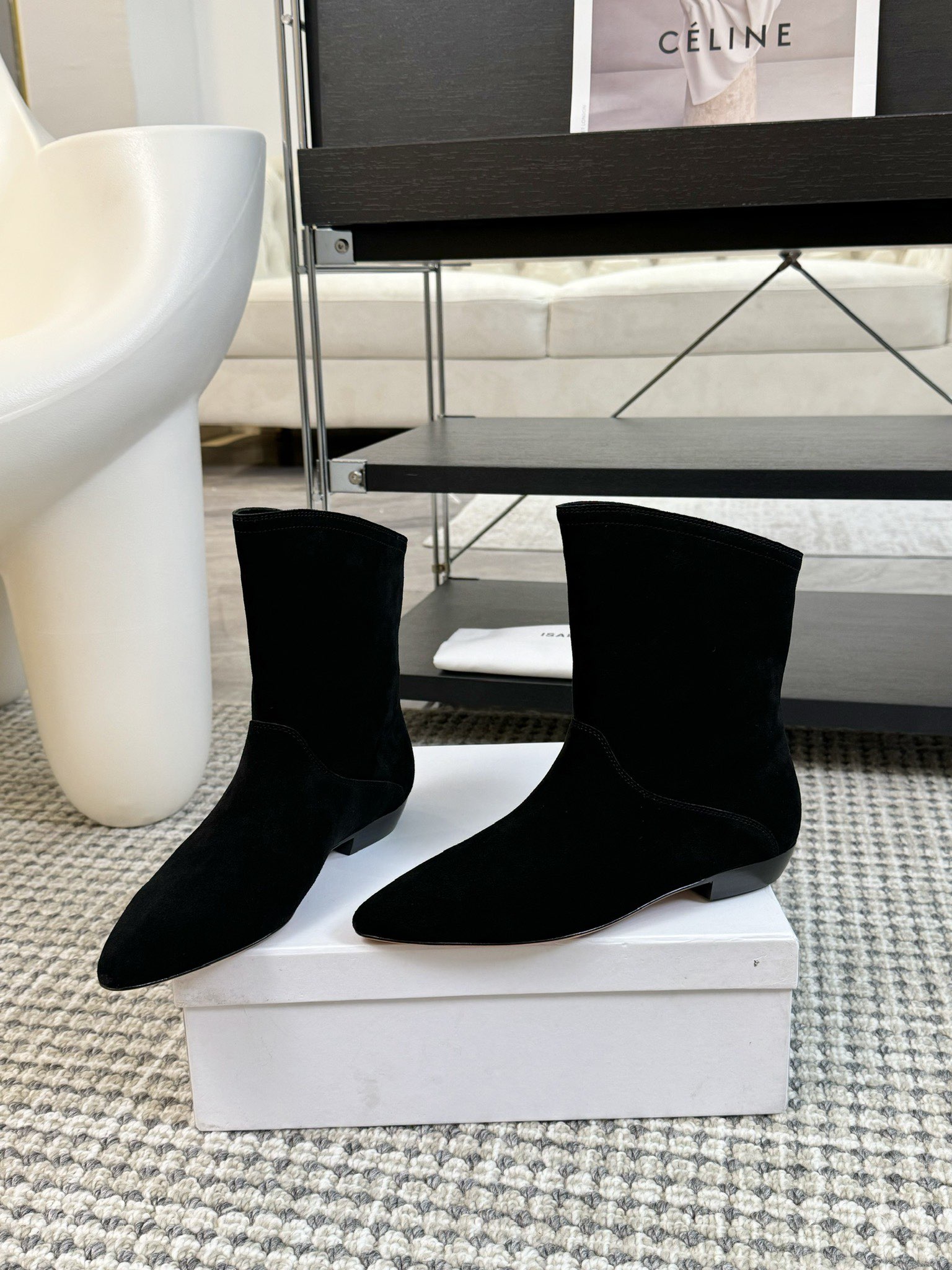   
ISABEL MARANT AW 秋冬经典复古短靴

西部风裸靴主宰 24SS秀场，牛仔靴无疑是历