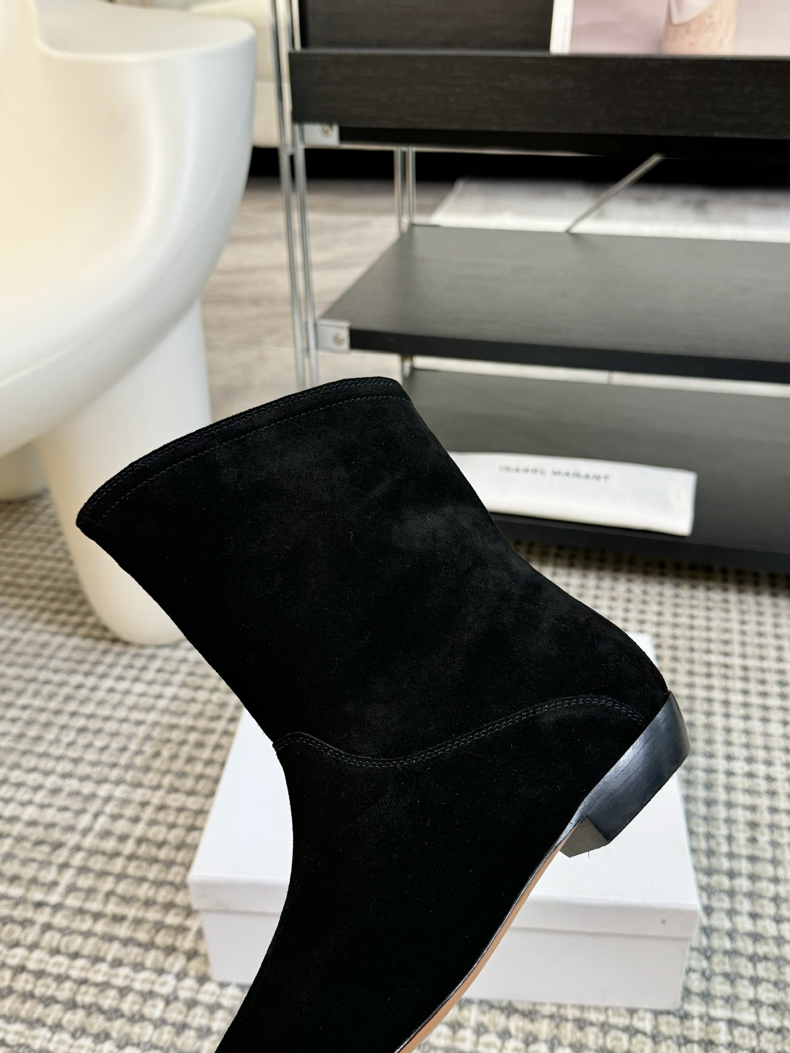   
ISABEL MARANT AW 秋冬经典复古短靴

西部风裸靴主宰 24SS秀场，牛仔靴无疑是历