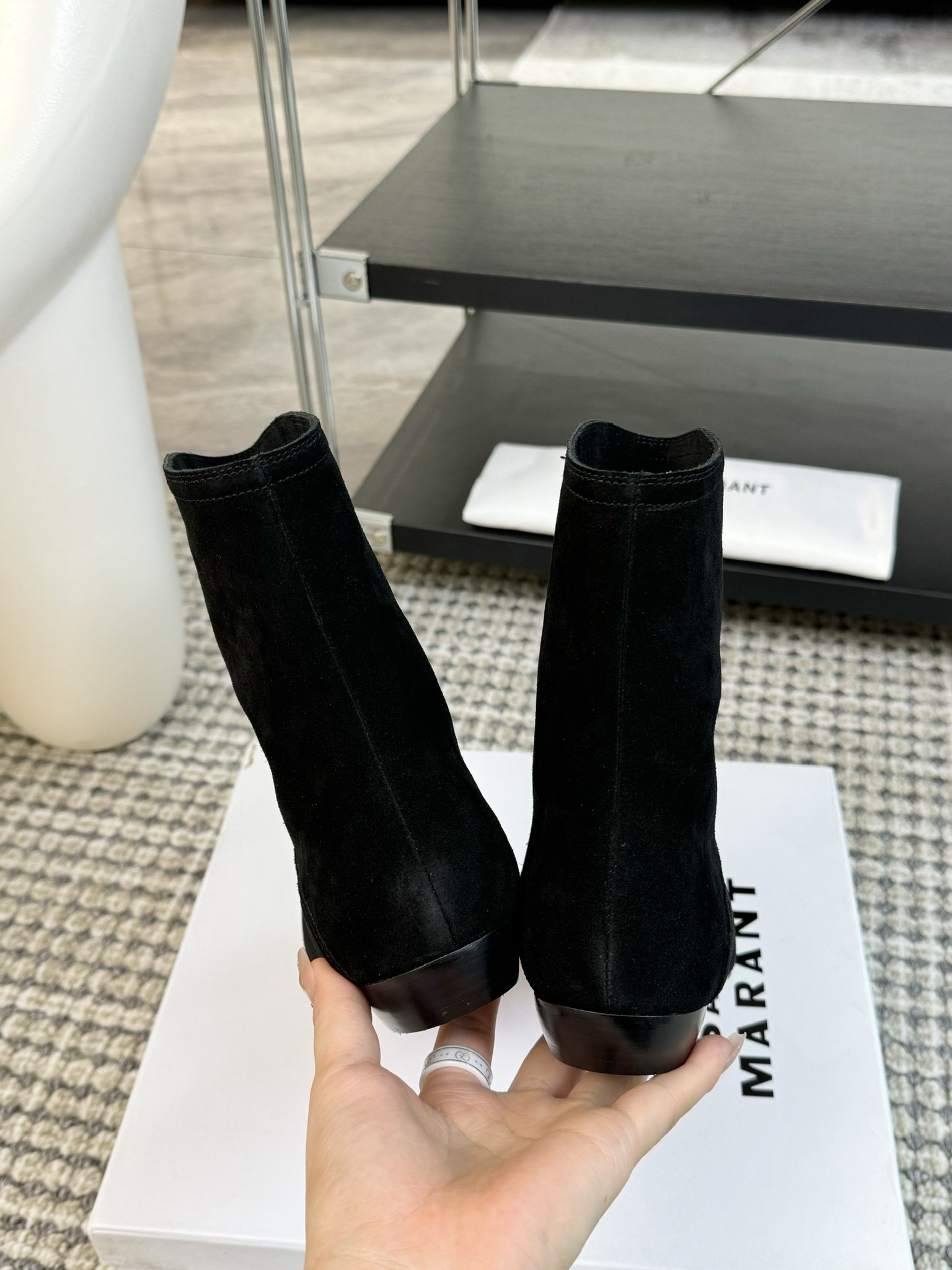   
ISABEL MARANT AW 秋冬经典复古短靴

西部风裸靴主宰 24SS秀场，牛仔靴无疑是历