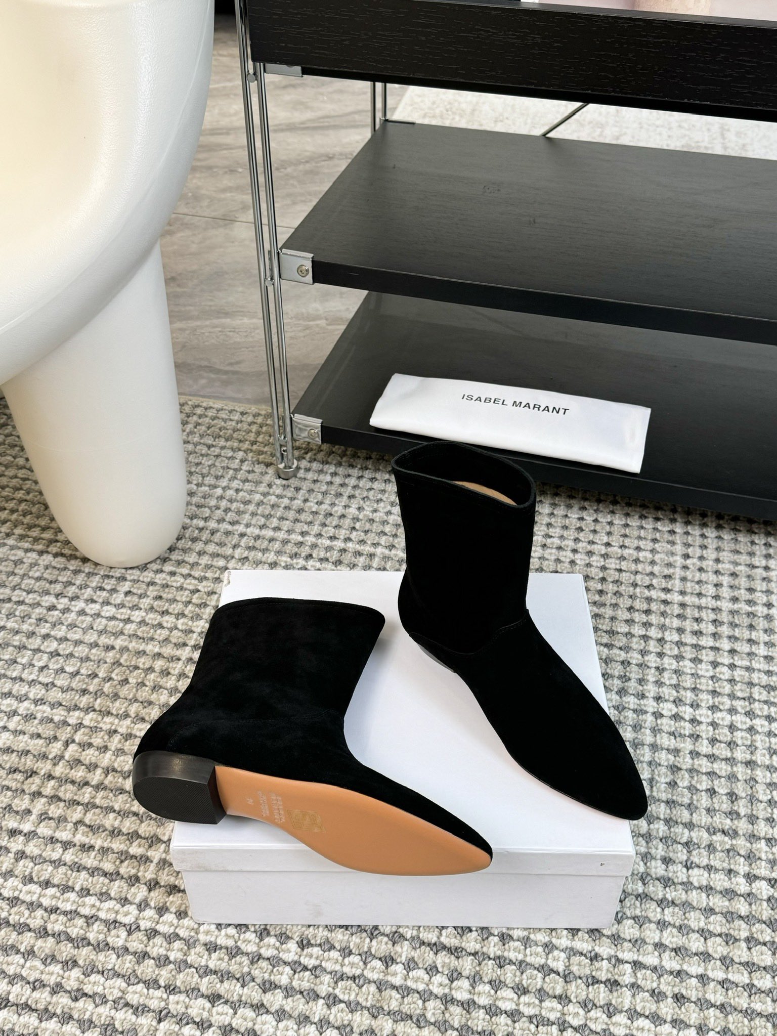   
ISABEL MARANT AW 秋冬经典复古短靴

西部风裸靴主宰 24SS秀场，牛仔靴无疑是历