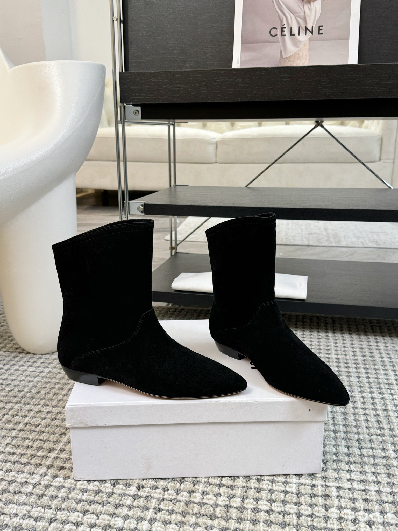   
ISABEL MARANT AW 秋冬经典复古短靴

西部风裸靴主宰 24SS秀场，牛仔靴无疑是历