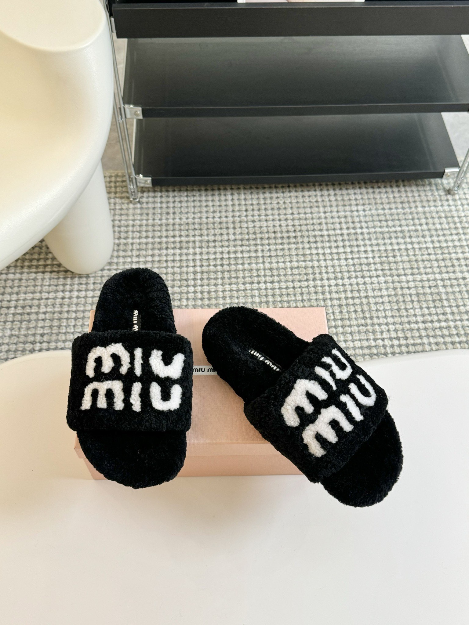 MIUMIU经典秋冬厚底水钻毛毛拖鞋💗这季节美鞋太多这款毛拖真的是让我无法自拔真太可爱了～ 毛茸茸的羊毛