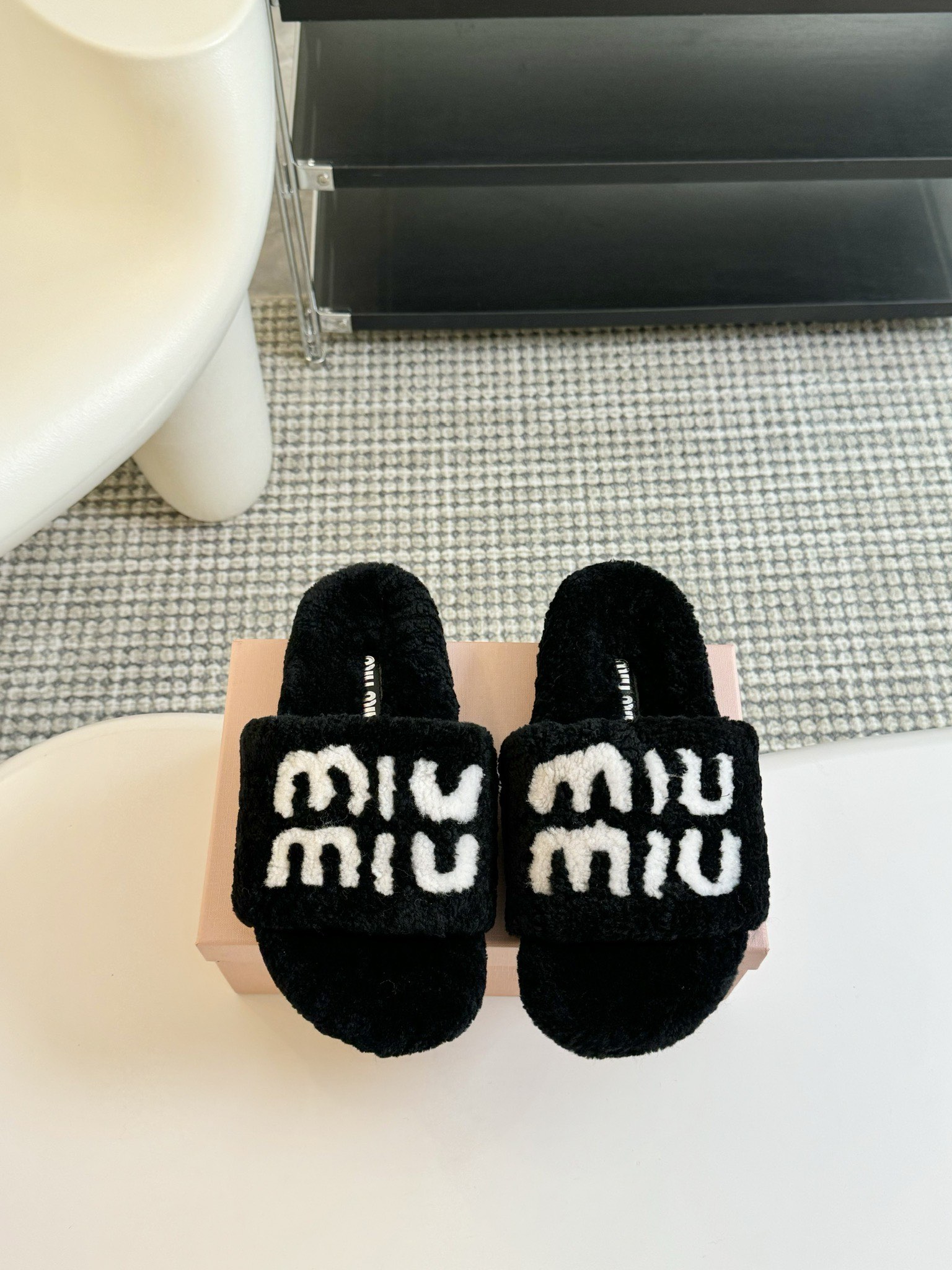 MIUMIU经典秋冬厚底水钻毛毛拖鞋💗这季节美鞋太多这款毛拖真的是让我无法自拔真太可爱了～ 毛茸茸的羊毛