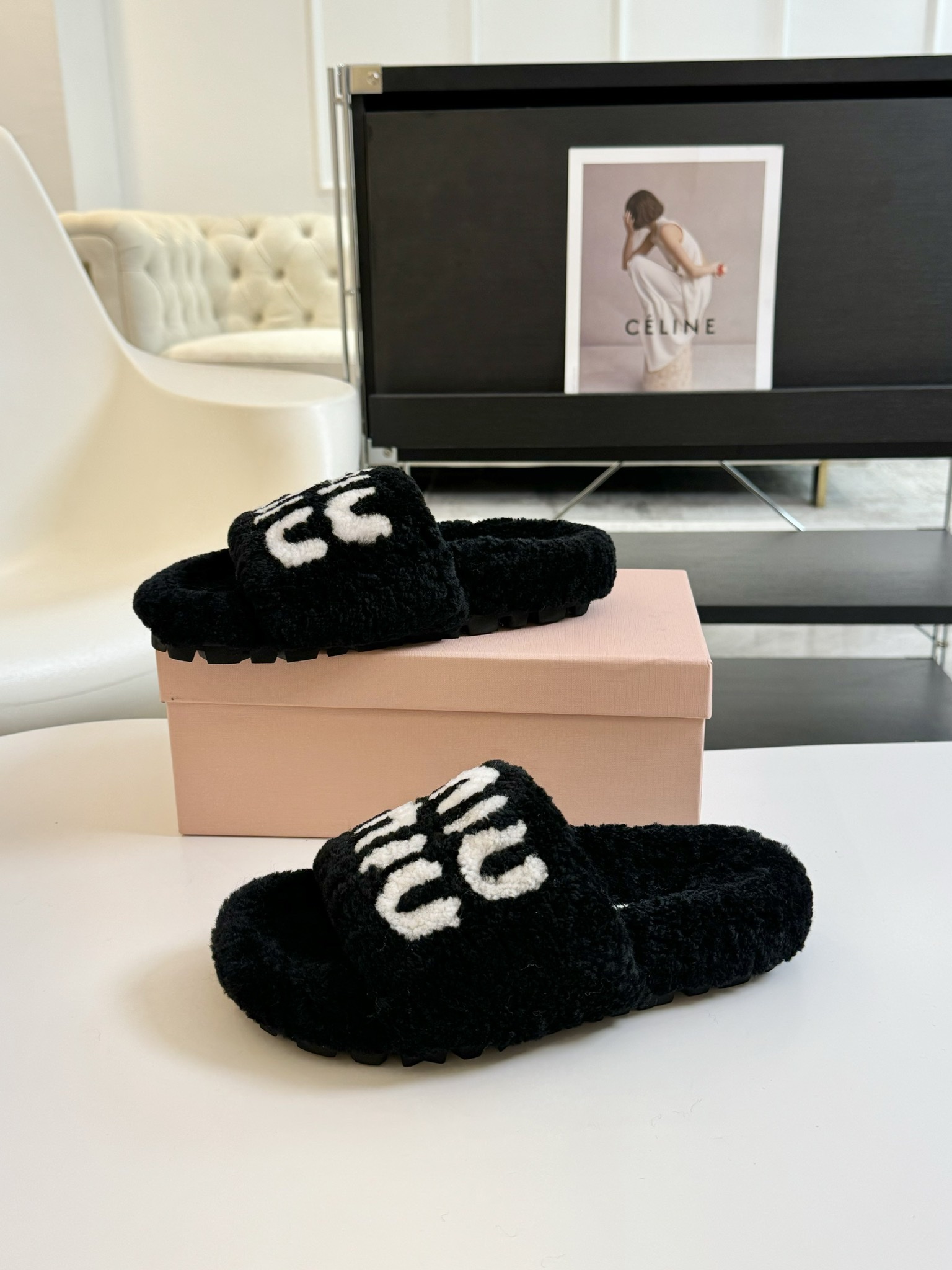 MIUMIU经典秋冬厚底水钻毛毛拖鞋💗这季节美鞋太多这款毛拖真的是让我无法自拔真太可爱了～ 毛茸茸的羊毛