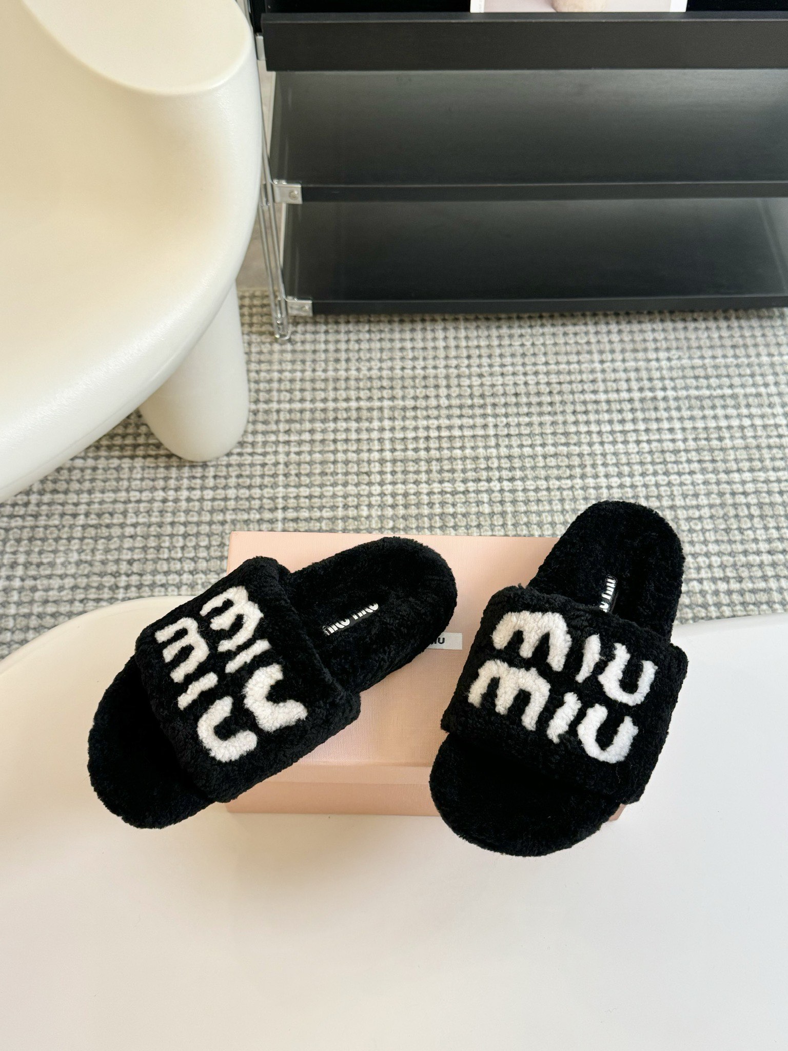 MIUMIU经典秋冬厚底水钻毛毛拖鞋💗这季节美鞋太多这款毛拖真的是让我无法自拔真太可爱了～ 毛茸茸的羊毛