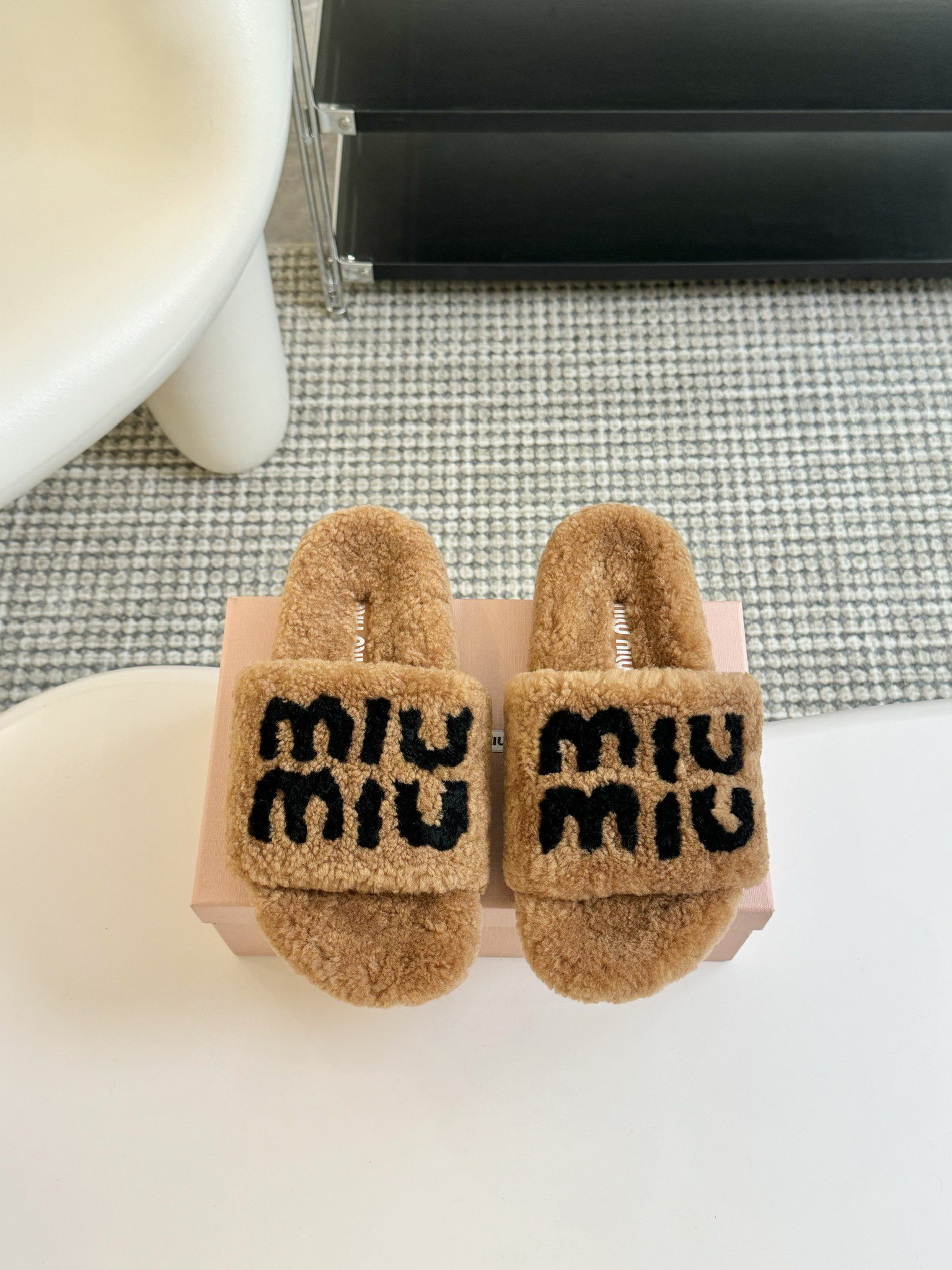 MIUMIU经典秋冬厚底水钻毛毛拖鞋💗这季节美鞋太多这款毛拖真的是让我无法自拔真太可爱了～ 毛茸茸的羊毛