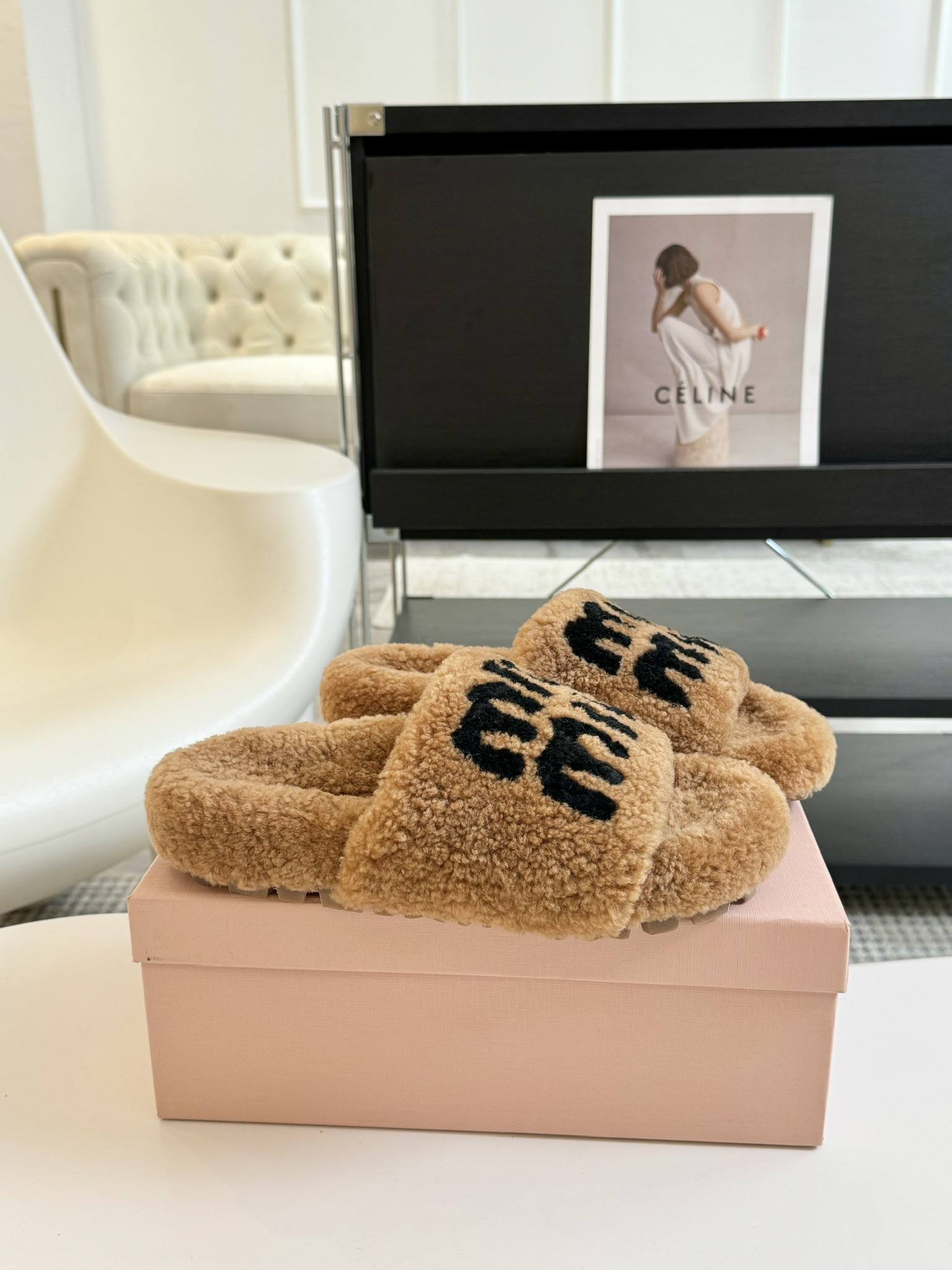 MIUMIU经典秋冬厚底水钻毛毛拖鞋💗这季节美鞋太多这款毛拖真的是让我无法自拔真太可爱了～ 毛茸茸的羊毛