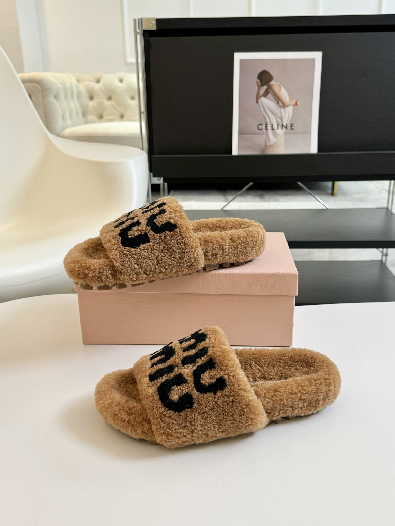 MIUMIU经典秋冬厚底水钻毛毛拖鞋💗这季节美鞋太多这款毛拖真的是让我无法自拔真太可爱了～ 毛茸茸的羊毛