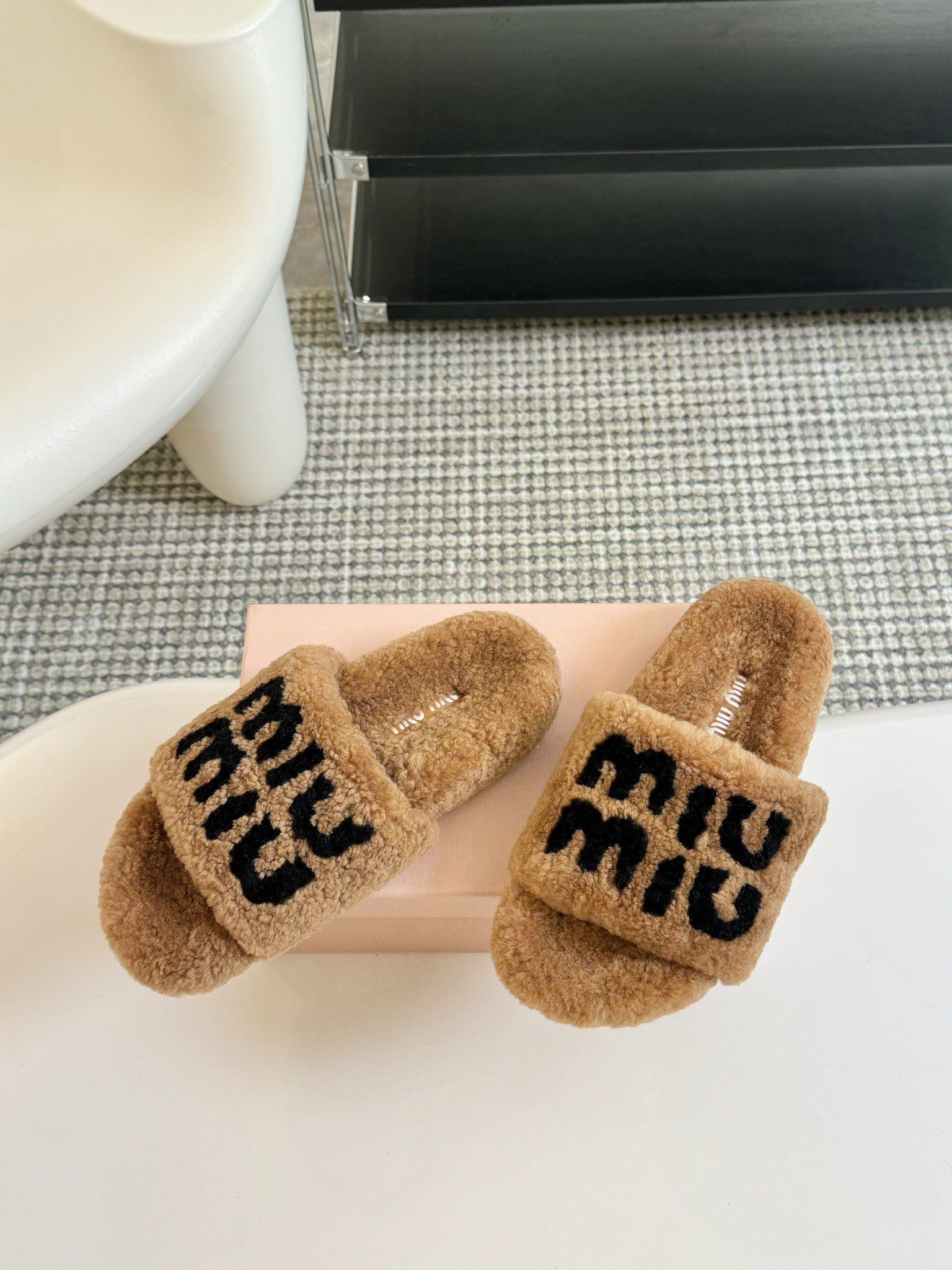 MIUMIU经典秋冬厚底水钻毛毛拖鞋💗这季节美鞋太多这款毛拖真的是让我无法自拔真太可爱了～ 毛茸茸的羊毛