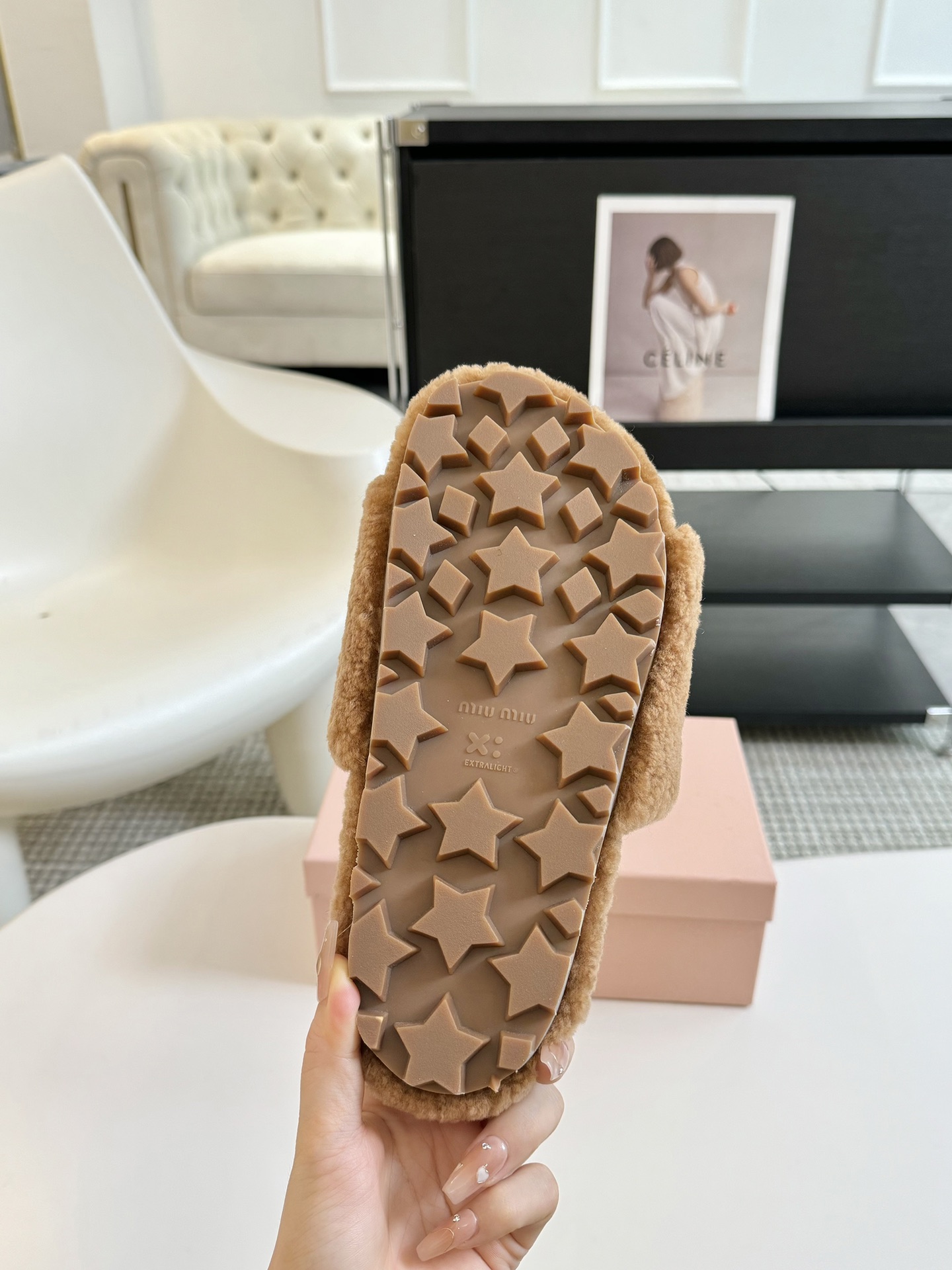 MIUMIU经典秋冬厚底水钻毛毛拖鞋💗这季节美鞋太多这款毛拖真的是让我无法自拔真太可爱了～ 毛茸茸的羊毛