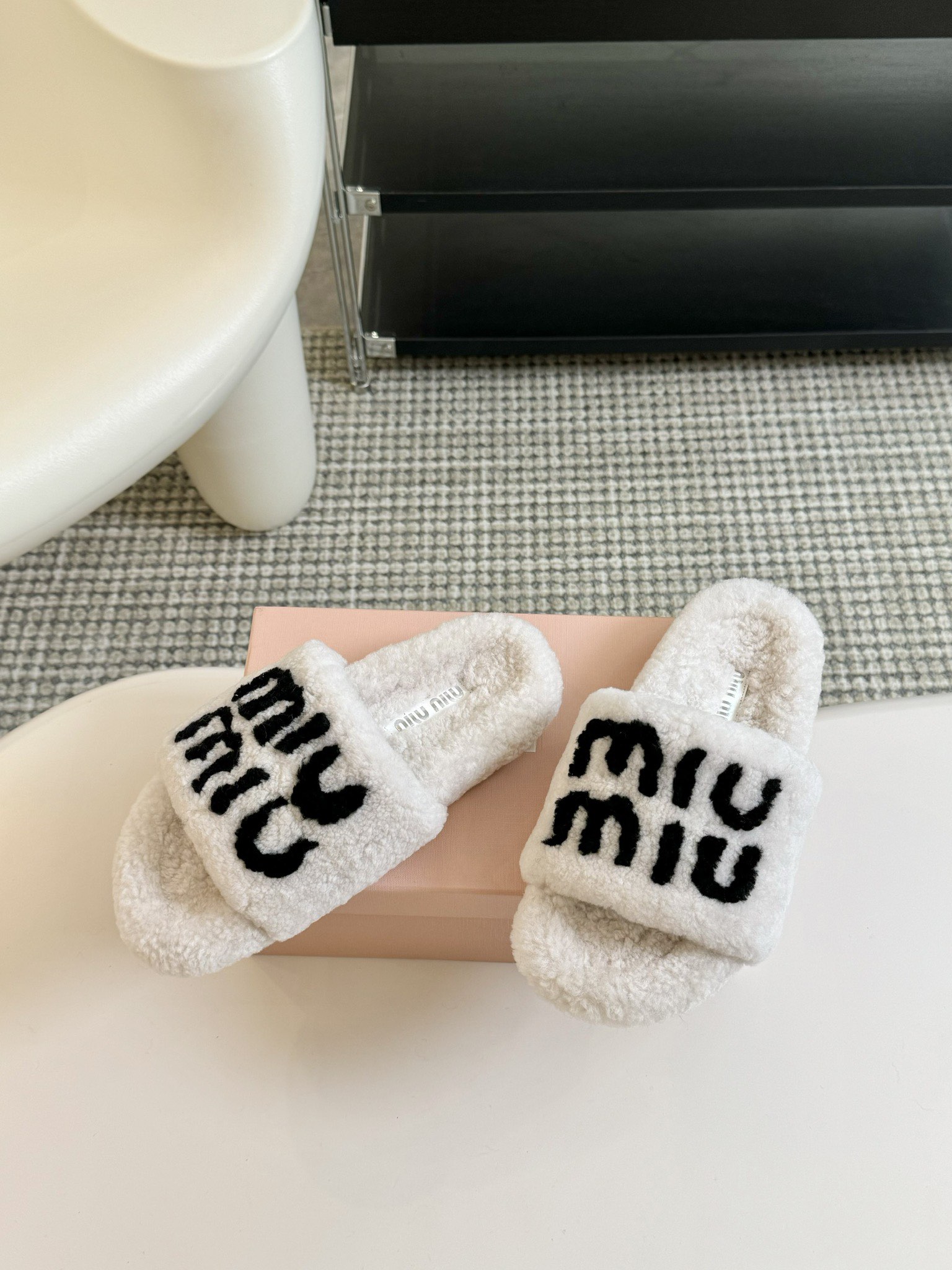 MIUMIU经典秋冬厚底水钻毛毛拖鞋💗这季节美鞋太多这款毛拖真的是让我无法自拔真太可爱了～ 毛茸茸的羊毛