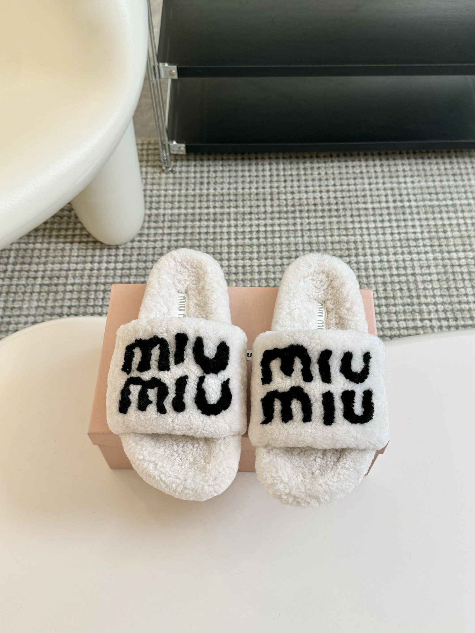 MIUMIU经典秋冬厚底水钻毛毛拖鞋💗这季节美鞋太多这款毛拖真的是让我无法自拔真太可爱了～ 毛茸茸的羊毛