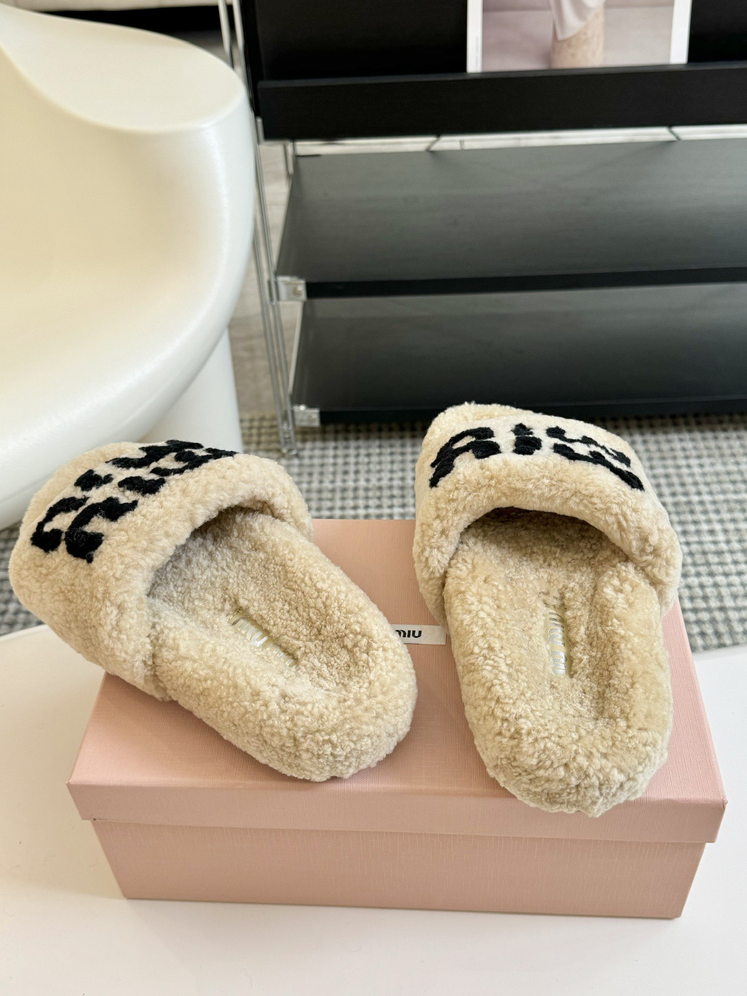 MIUMIU经典秋冬厚底水钻毛毛拖鞋💗这季节美鞋太多这款毛拖真的是让我无法自拔真太可爱了～ 毛茸茸的羊毛