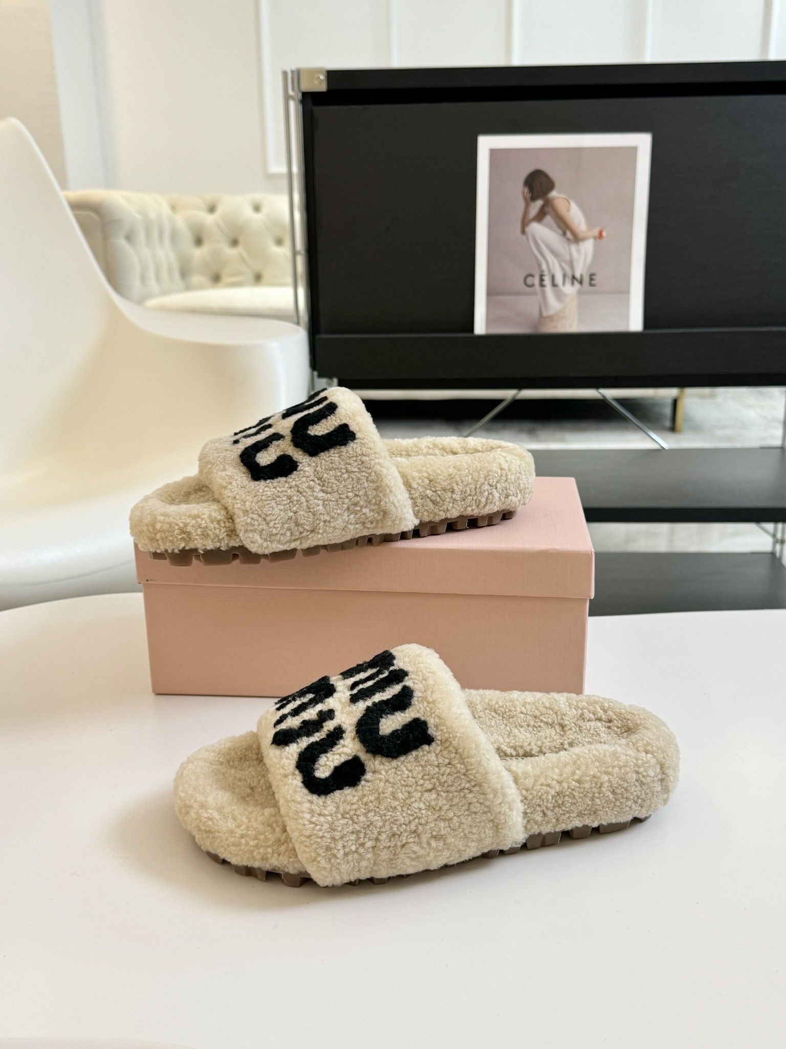 MIUMIU经典秋冬厚底水钻毛毛拖鞋💗这季节美鞋太多这款毛拖真的是让我无法自拔真太可爱了～ 毛茸茸的羊毛