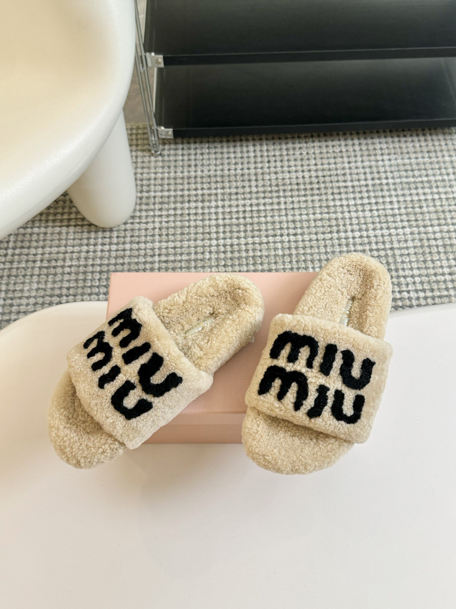 MIUMIU经典秋冬厚底水钻毛毛拖鞋💗这季节美鞋太多这款毛拖真的是让我无法自拔真太可爱了～ 毛茸茸的羊毛