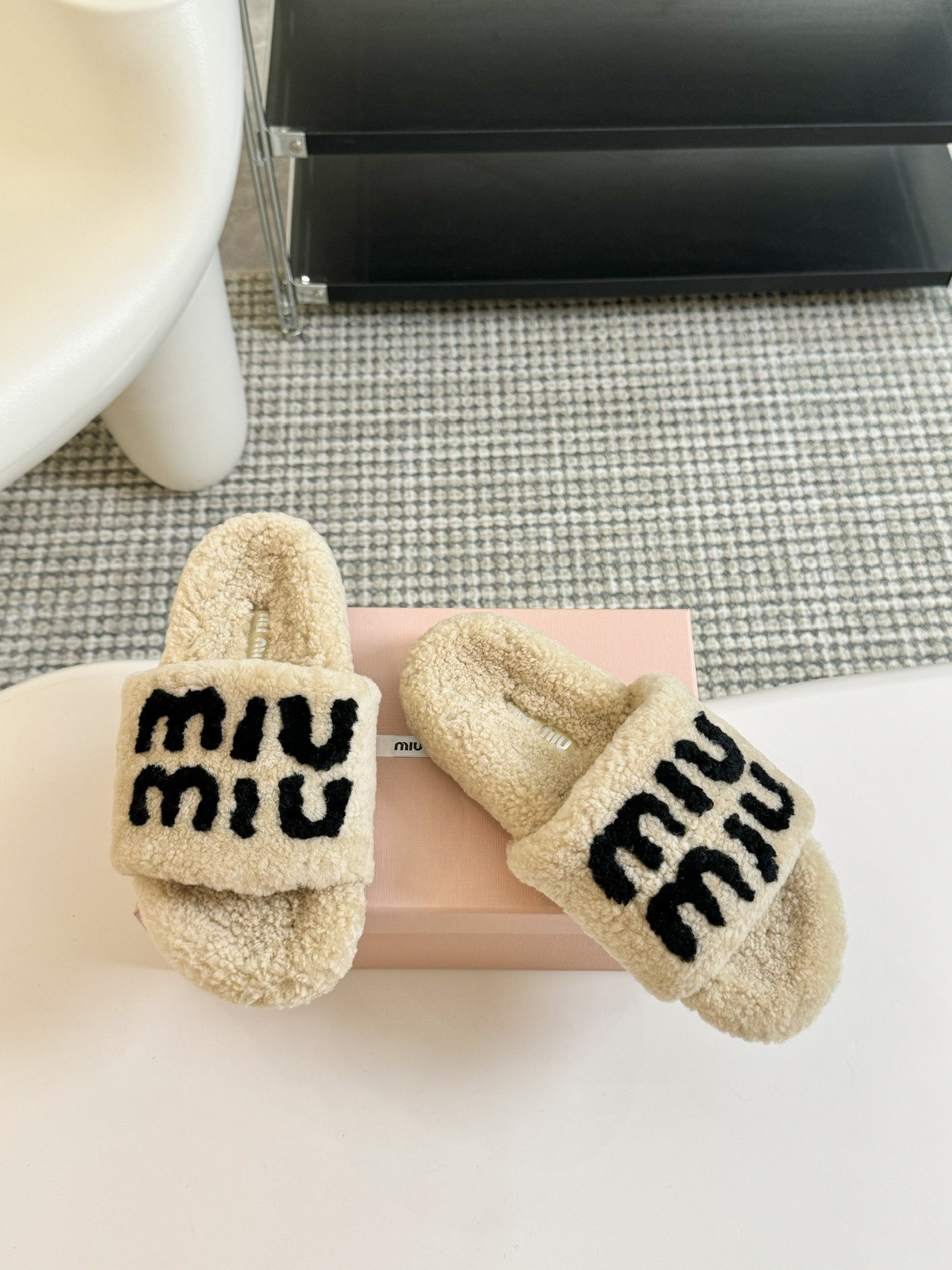 MIUMIU经典秋冬厚底水钻毛毛拖鞋💗这季节美鞋太多这款毛拖真的是让我无法自拔真太可爱了～ 毛茸茸的羊毛