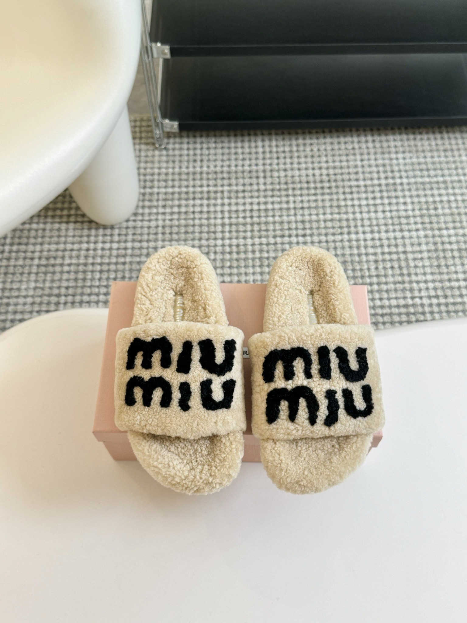 MIUMIU经典秋冬厚底水钻毛毛拖鞋💗这季节美鞋太多这款毛拖真的是让我无法自拔真太可爱了～ 毛茸茸的羊毛