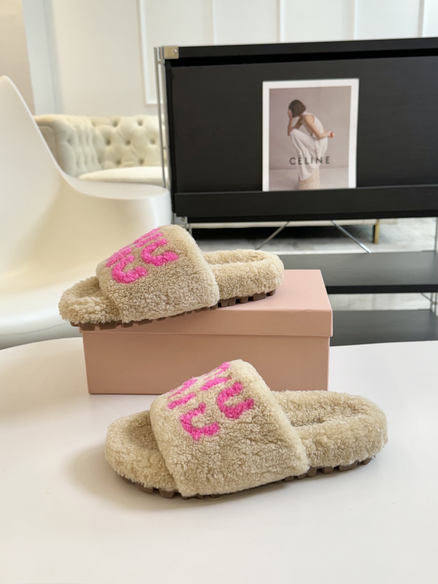 MIUMIU经典秋冬厚底水钻毛毛拖鞋💗这季节美鞋太多这款毛拖真的是让我无法自拔真太可爱了～ 毛茸茸的羊毛