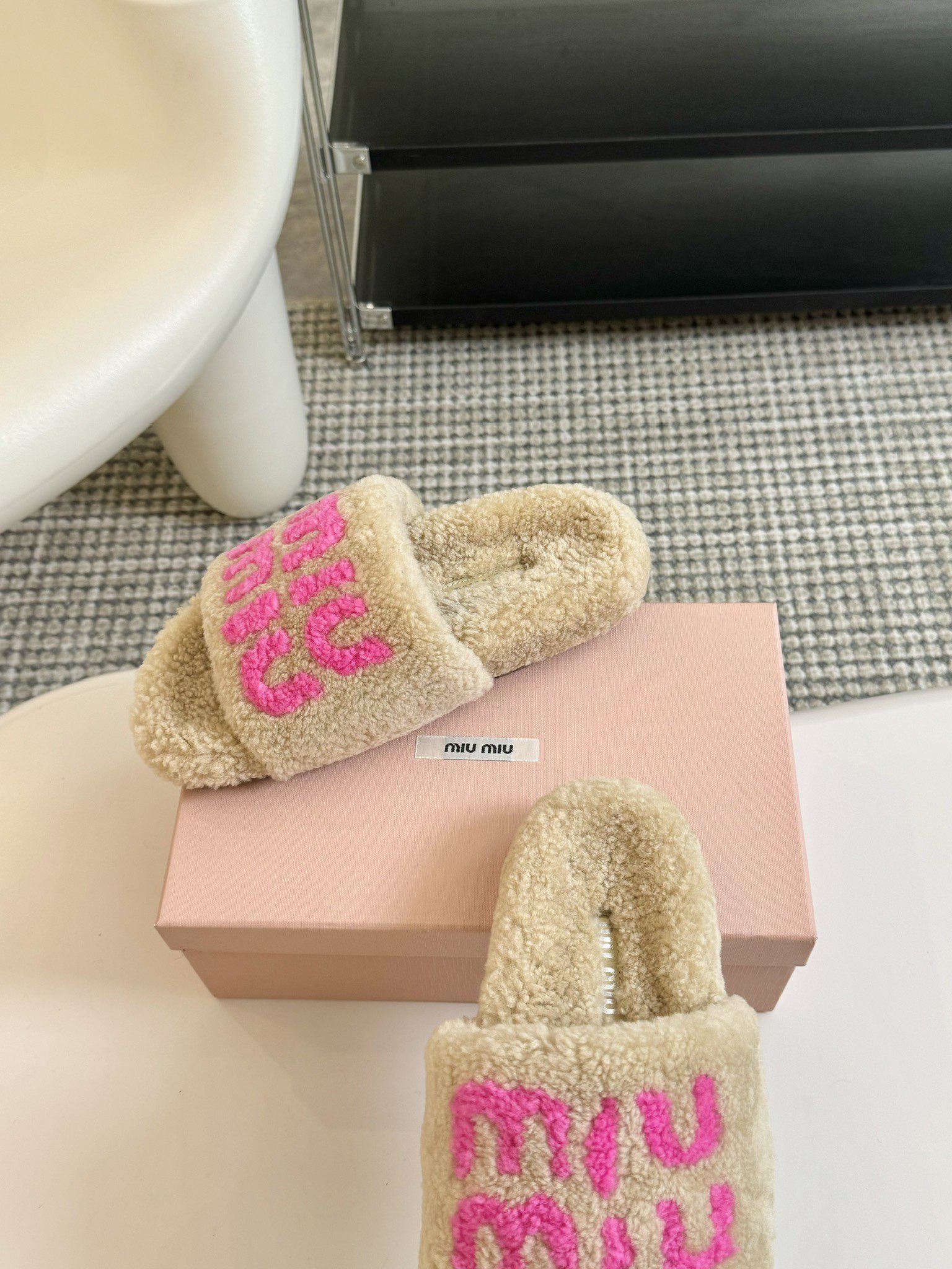 MIUMIU经典秋冬厚底水钻毛毛拖鞋💗这季节美鞋太多这款毛拖真的是让我无法自拔真太可爱了～ 毛茸茸的羊毛