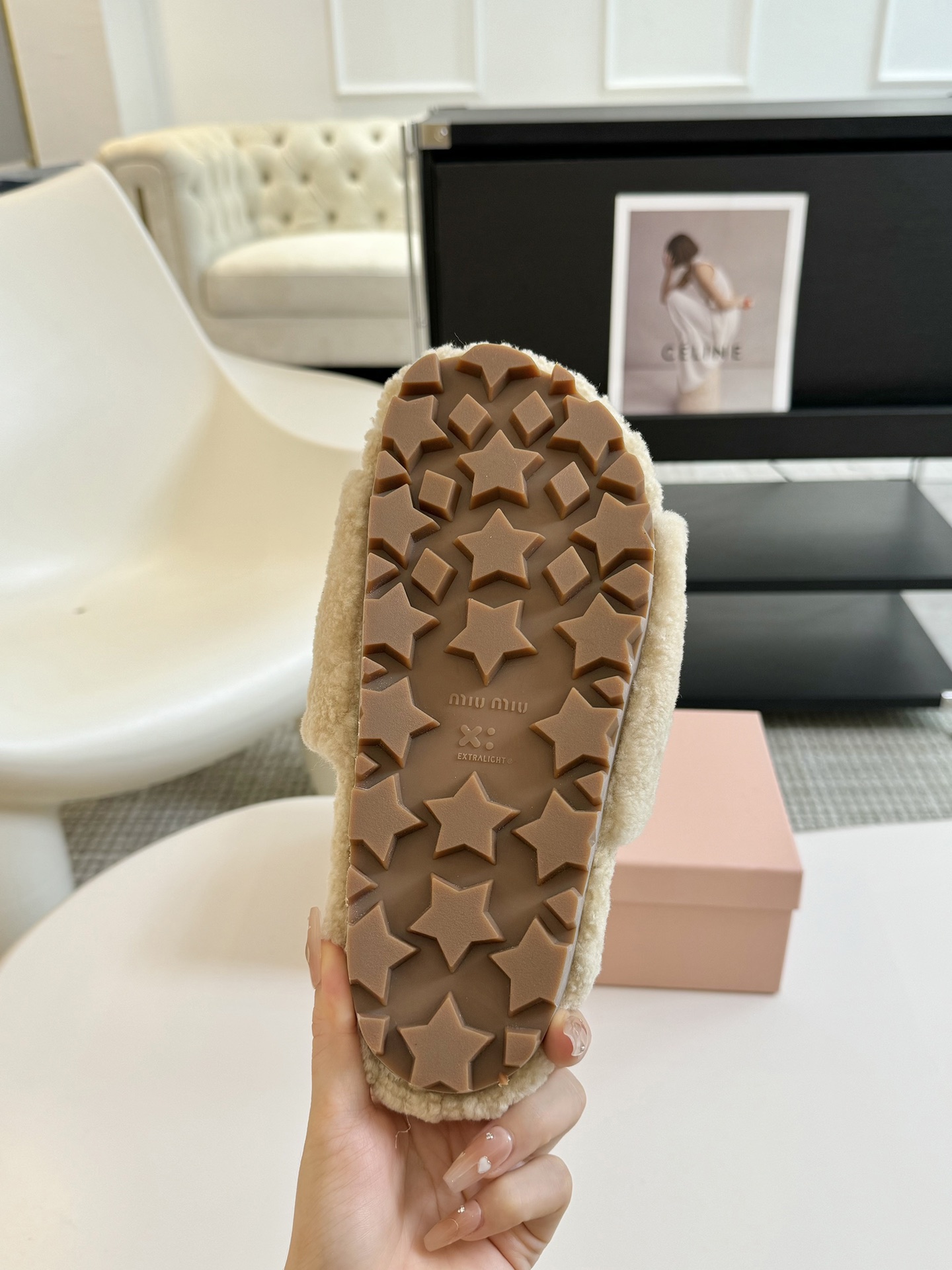 MIUMIU经典秋冬厚底水钻毛毛拖鞋💗这季节美鞋太多这款毛拖真的是让我无法自拔真太可爱了～ 毛茸茸的羊毛