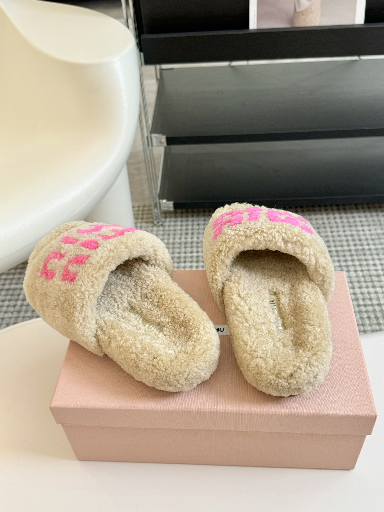 MIUMIU经典秋冬厚底水钻毛毛拖鞋💗这季节美鞋太多这款毛拖真的是让我无法自拔真太可爱了～ 毛茸茸的羊毛