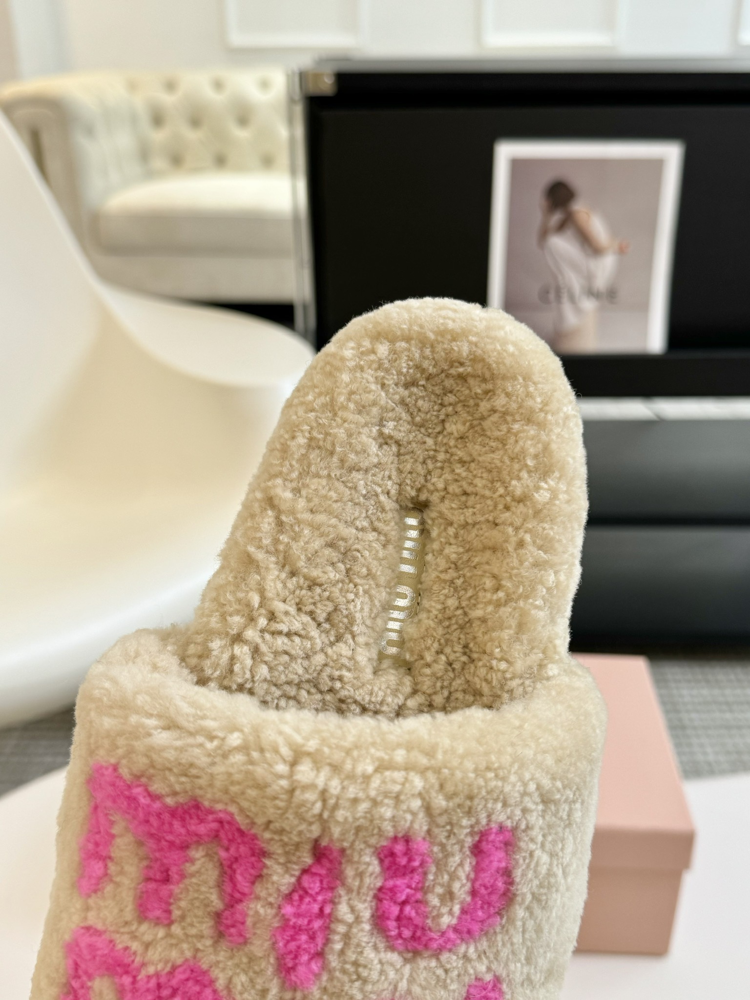 MIUMIU经典秋冬厚底水钻毛毛拖鞋💗这季节美鞋太多这款毛拖真的是让我无法自拔真太可爱了～ 毛茸茸的羊毛