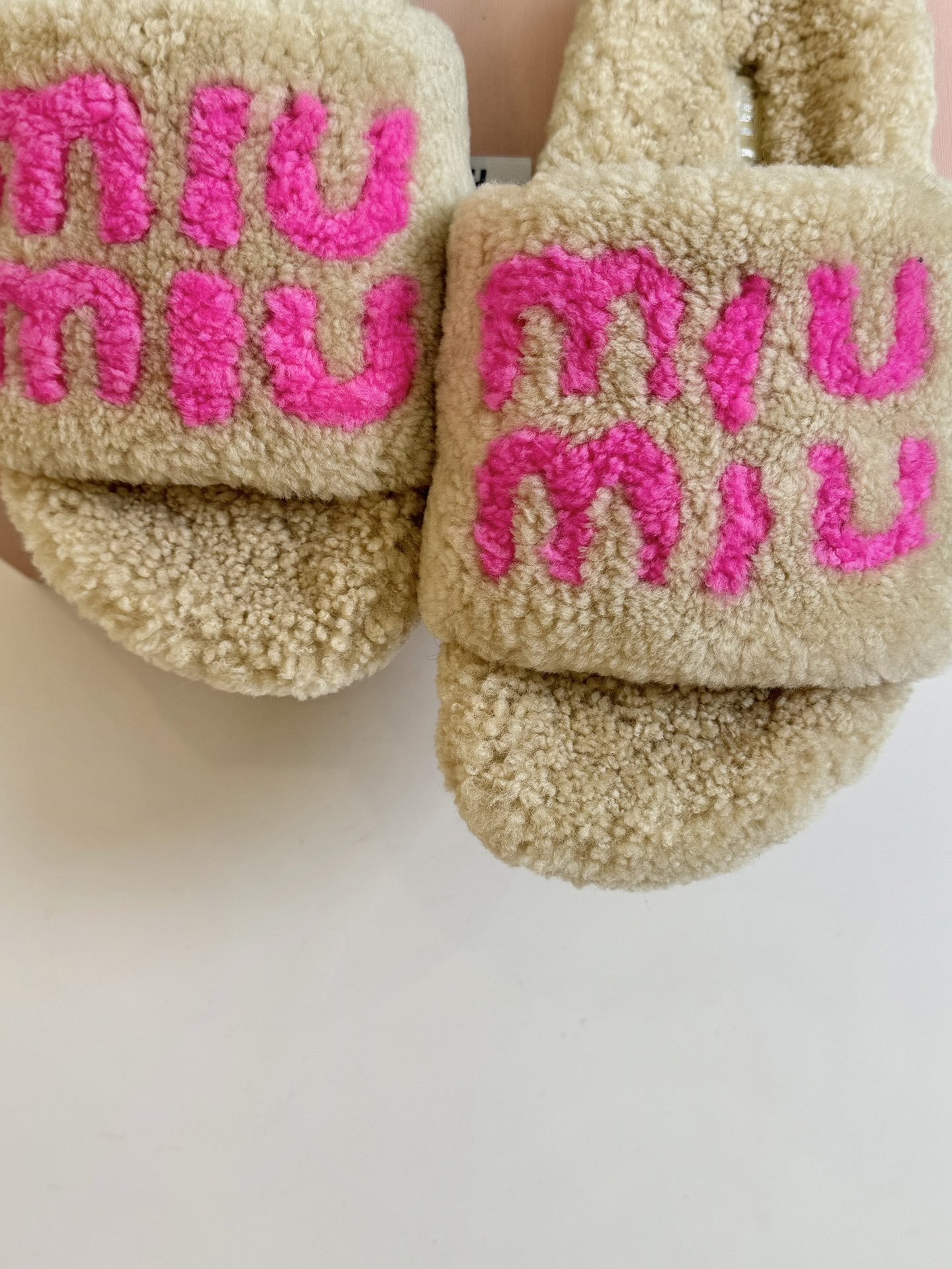MIUMIU经典秋冬厚底水钻毛毛拖鞋💗这季节美鞋太多这款毛拖真的是让我无法自拔真太可爱了～ 毛茸茸的羊毛