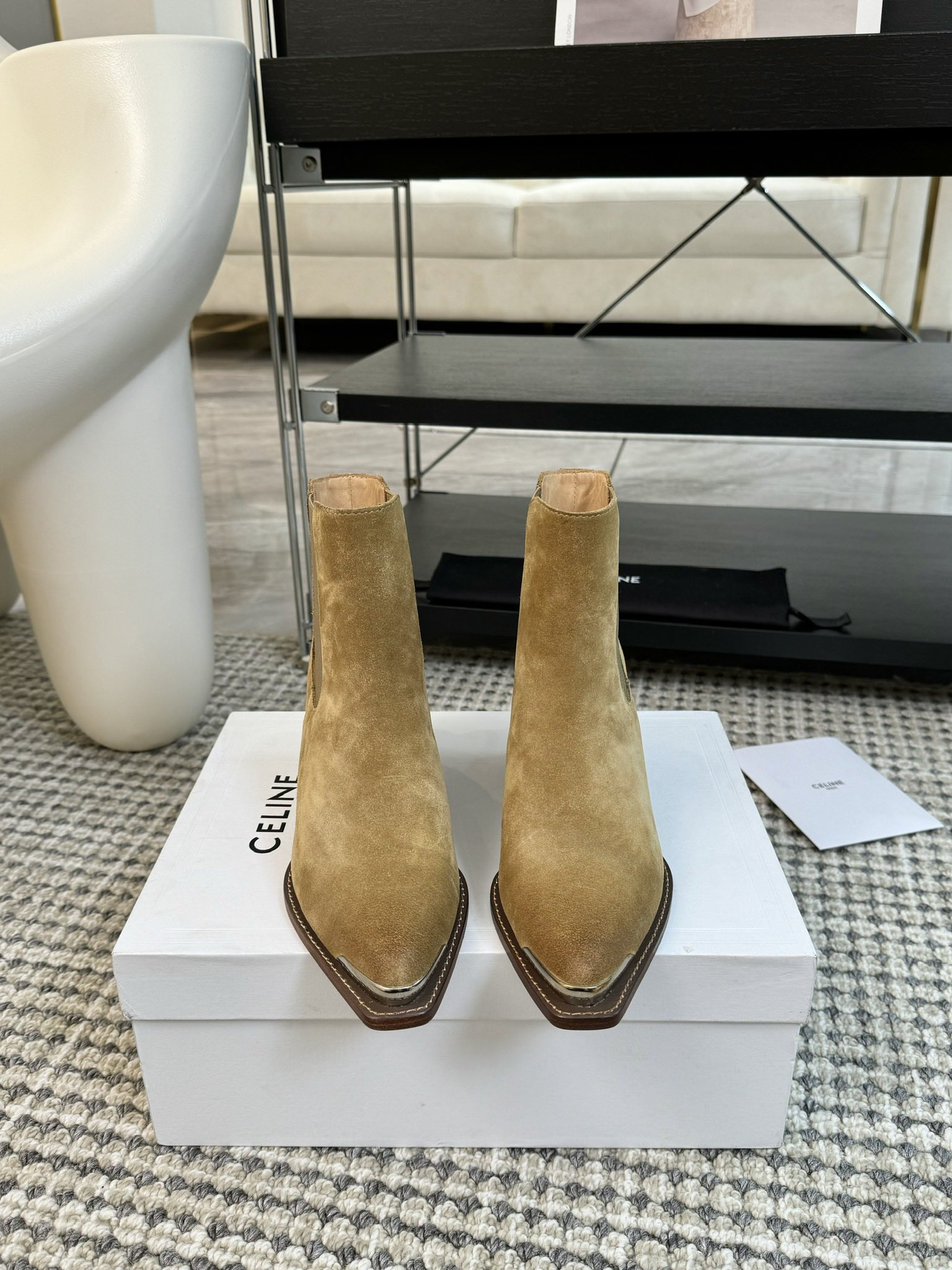 CELINE专柜最新时装靴、走秀款时尚博主同款 早秋力推单品！复古欧美风格 炸街必备单品 ✔️凯旋门lo
