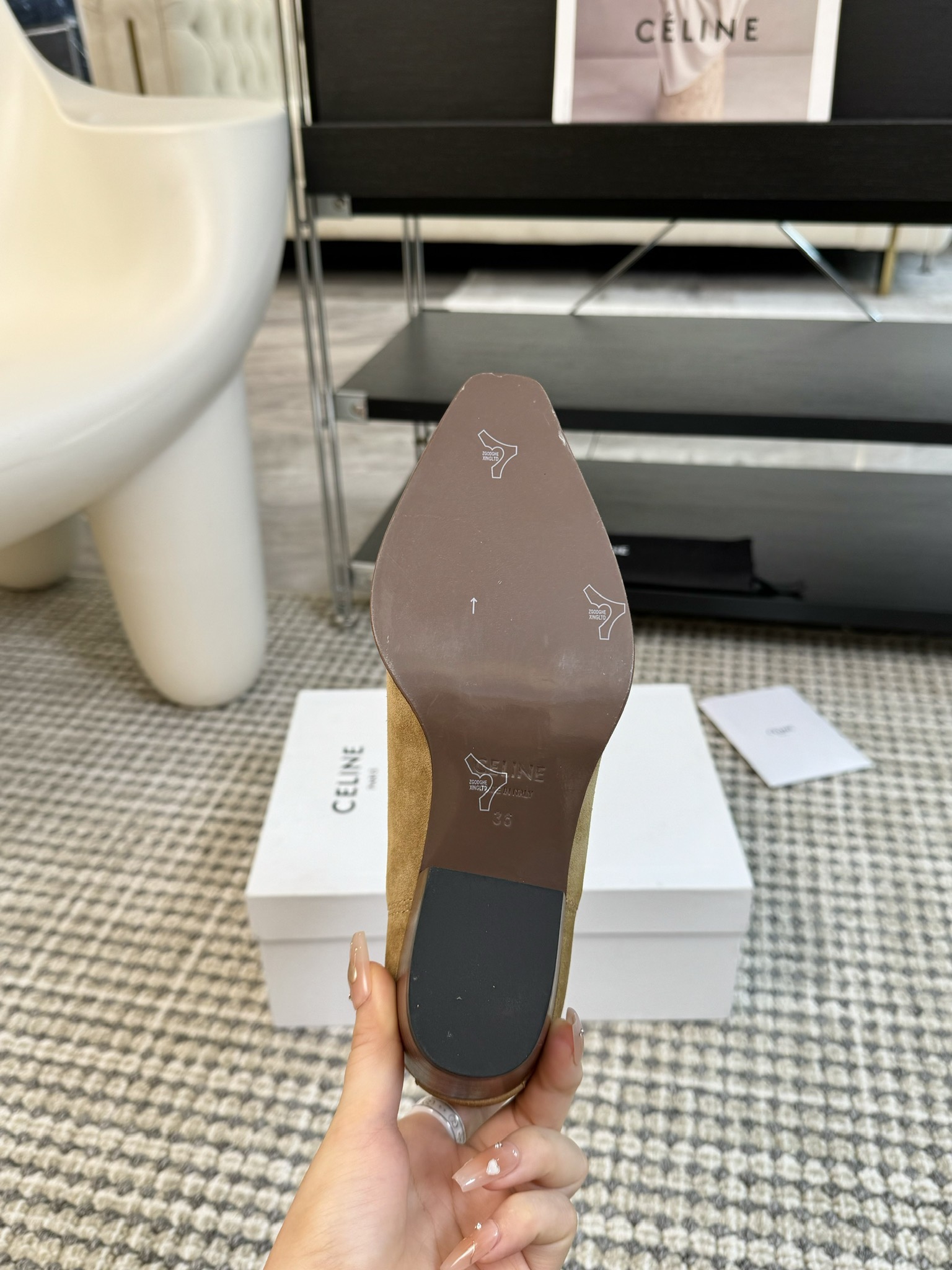 CELINE专柜最新时装靴、走秀款时尚博主同款 早秋力推单品！复古欧美风格 炸街必备单品 ✔️凯旋门lo