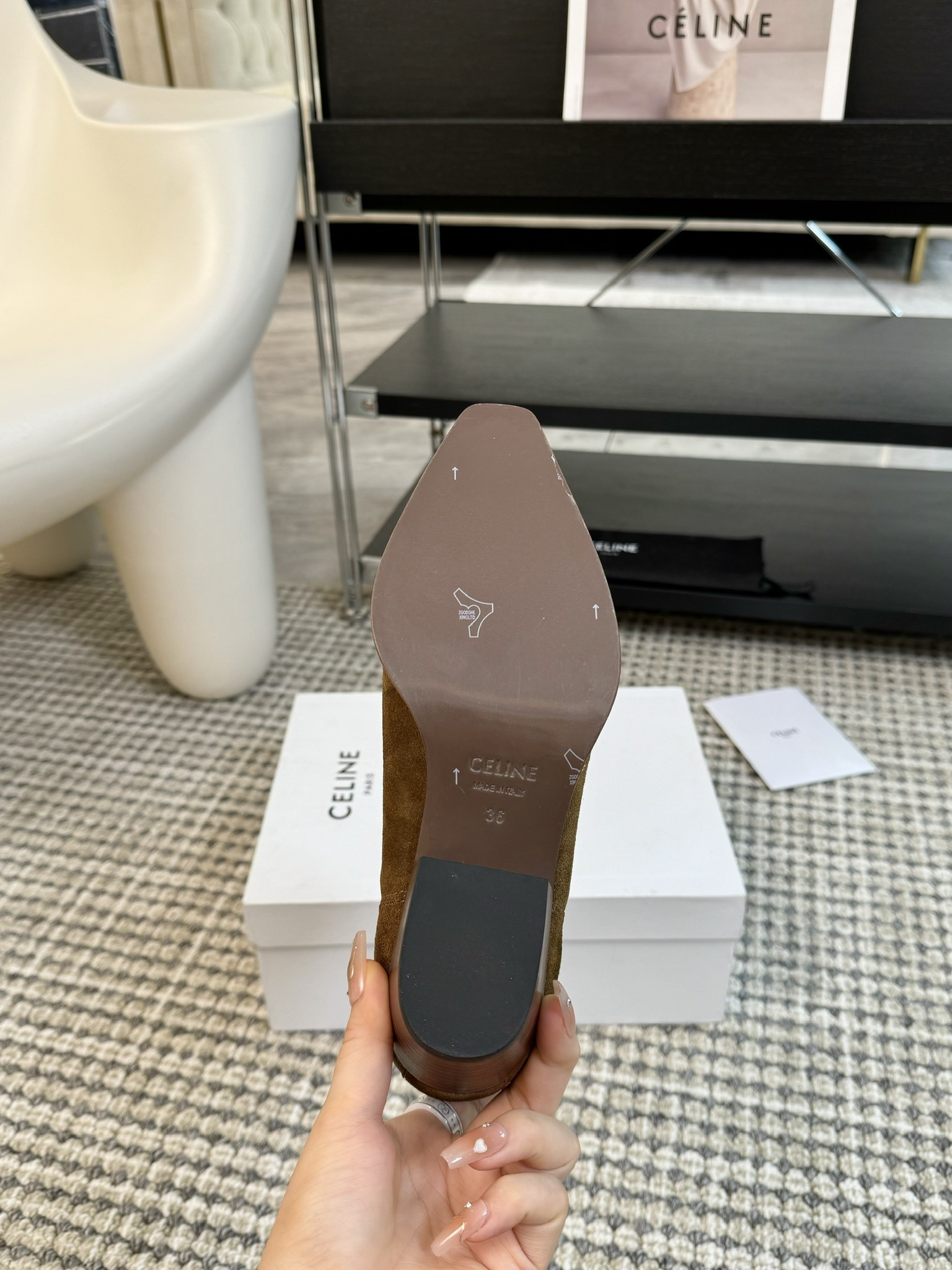 CELINE专柜最新时装靴、走秀款时尚博主同款 早秋力推单品！复古欧美风格 炸街必备单品 ✔️凯旋门lo